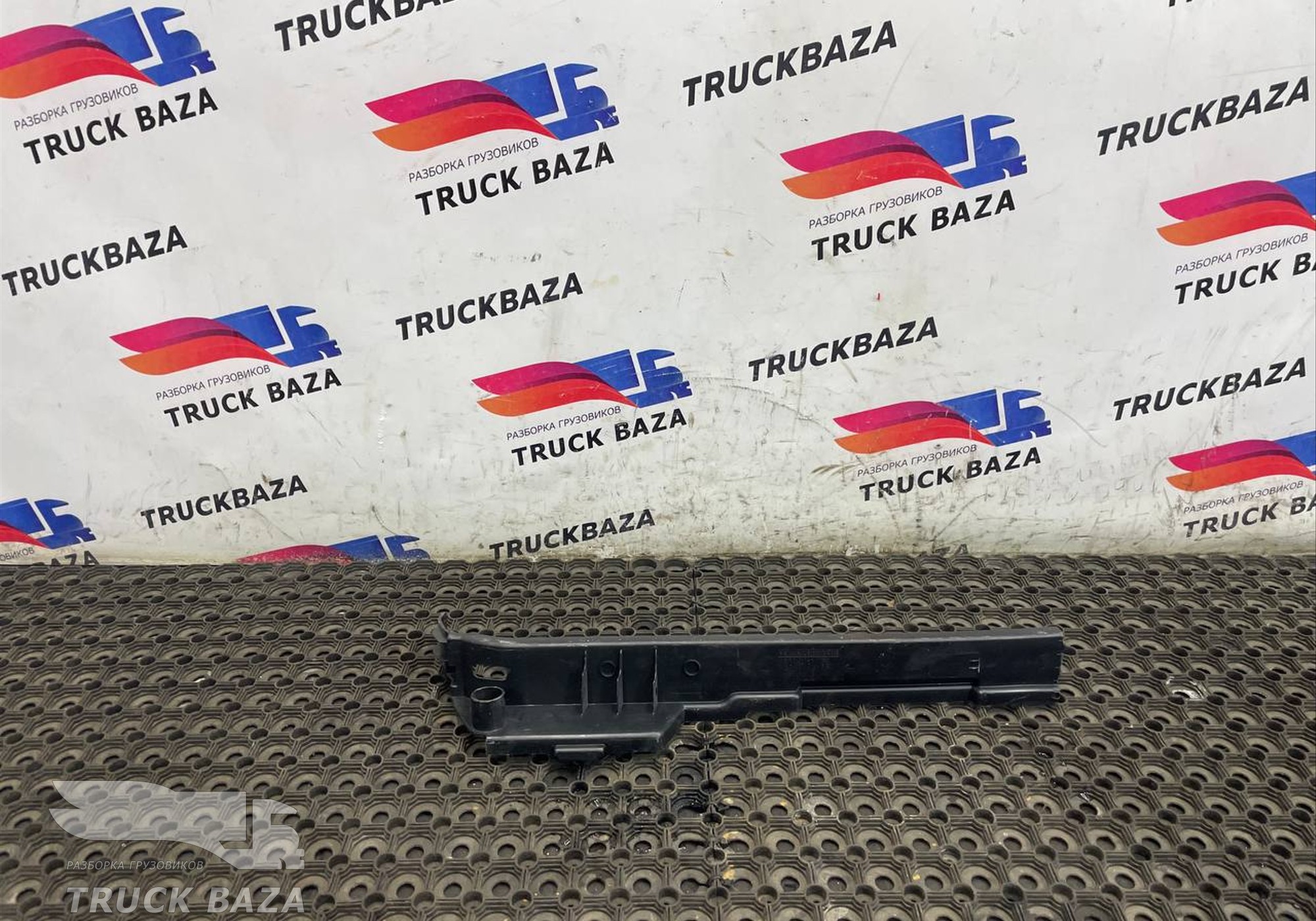 9606923901 Накладка стойки правой для Mercedes-Benz Actros New Actros MP4 (с 2011)