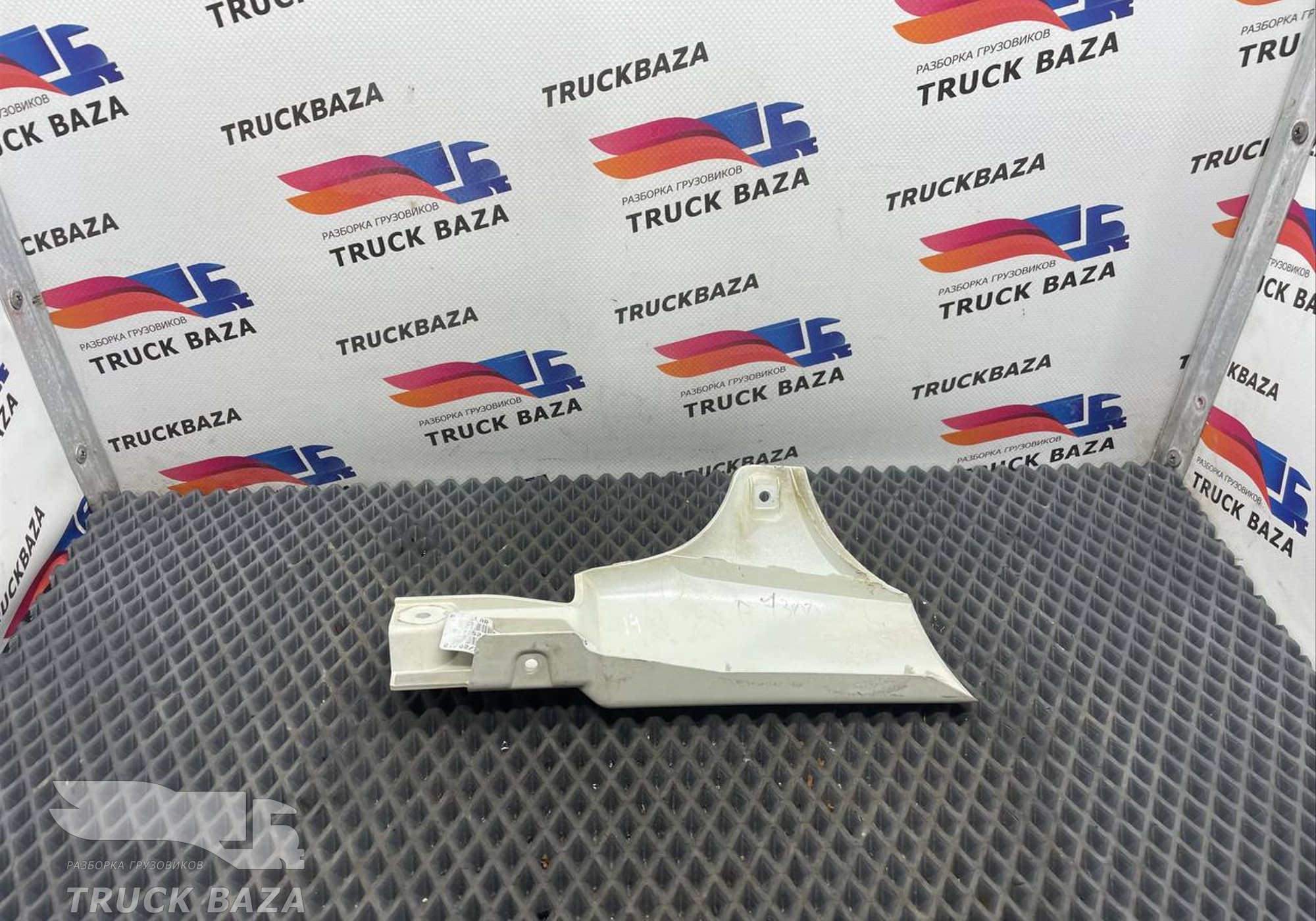 1857152 Накладка стойки лобового стекла правая для Daf XF105 (с 2005)