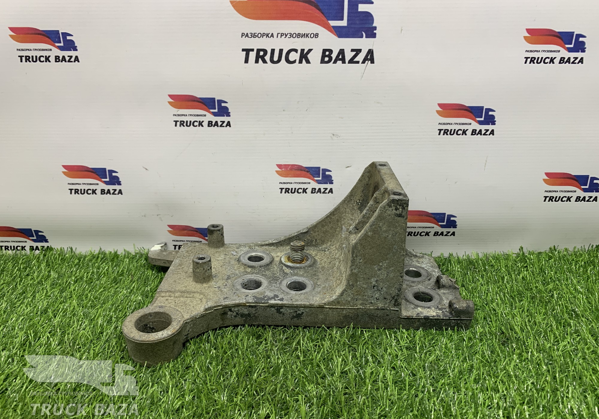 1735002 Кронштейн переднего бампера левый