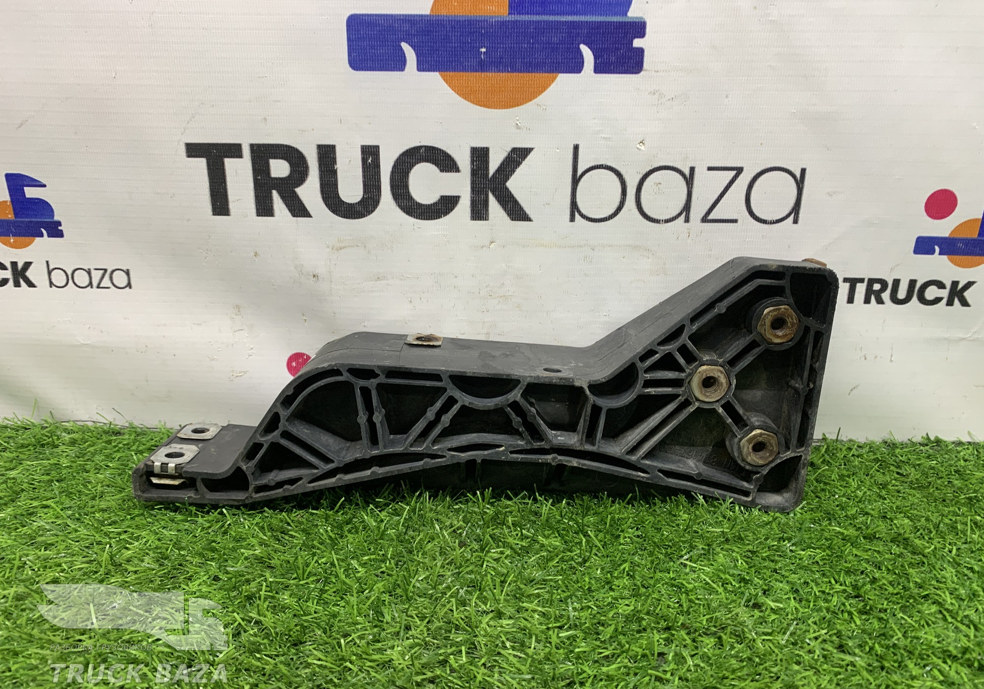 81416140013 Кронштейн переднего бампера