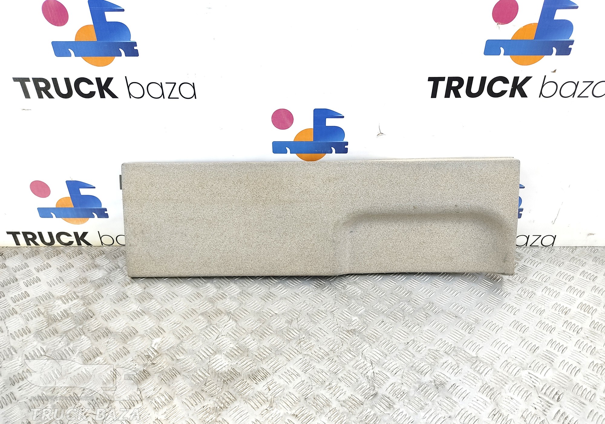 81629300130 Обшивка салона правая