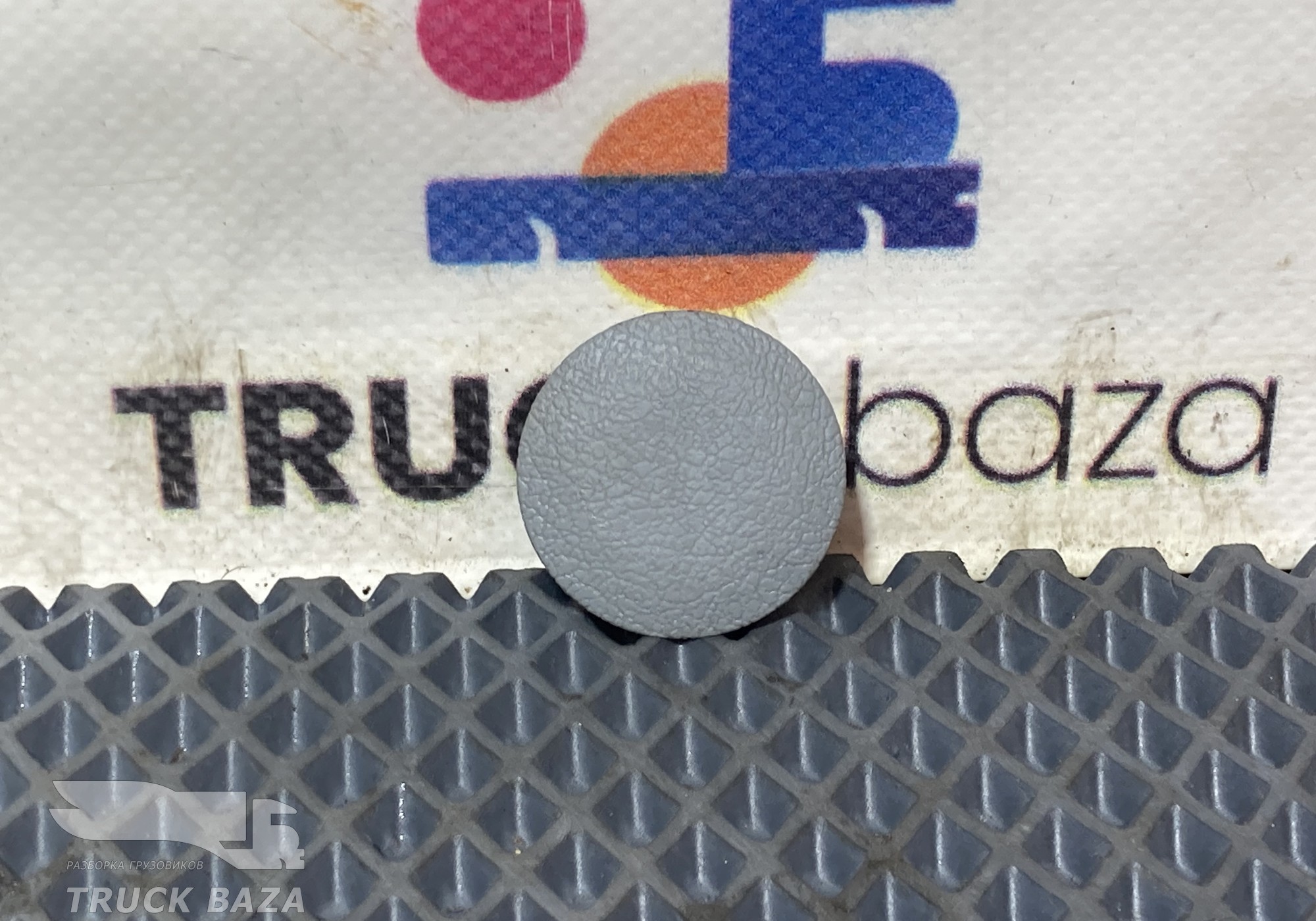 9736920158 Заглушка накладки стойки