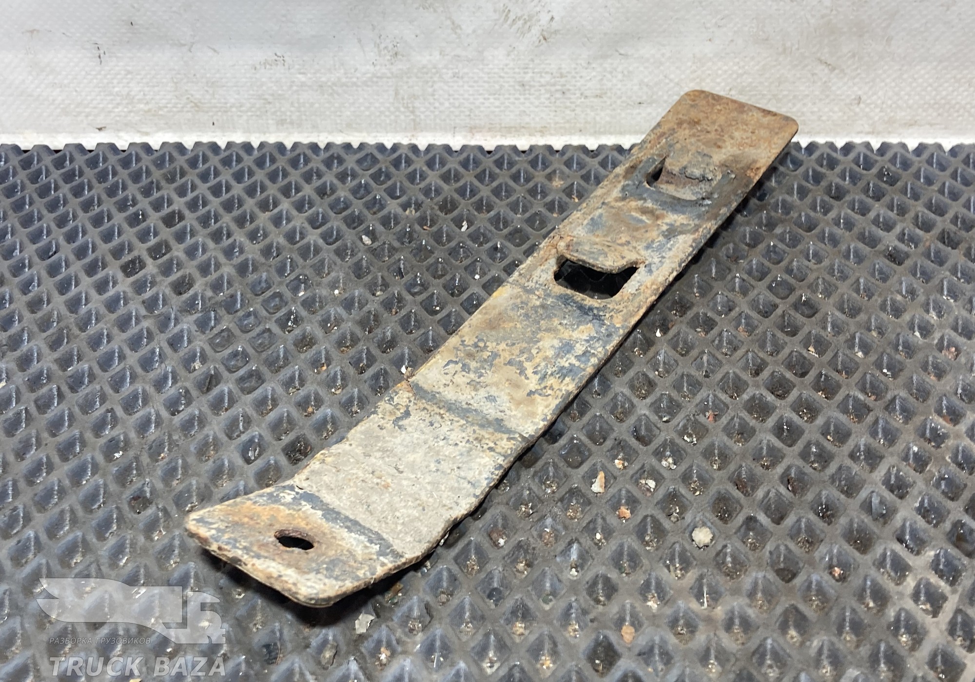 1383520 Кронштейн крыла заднего