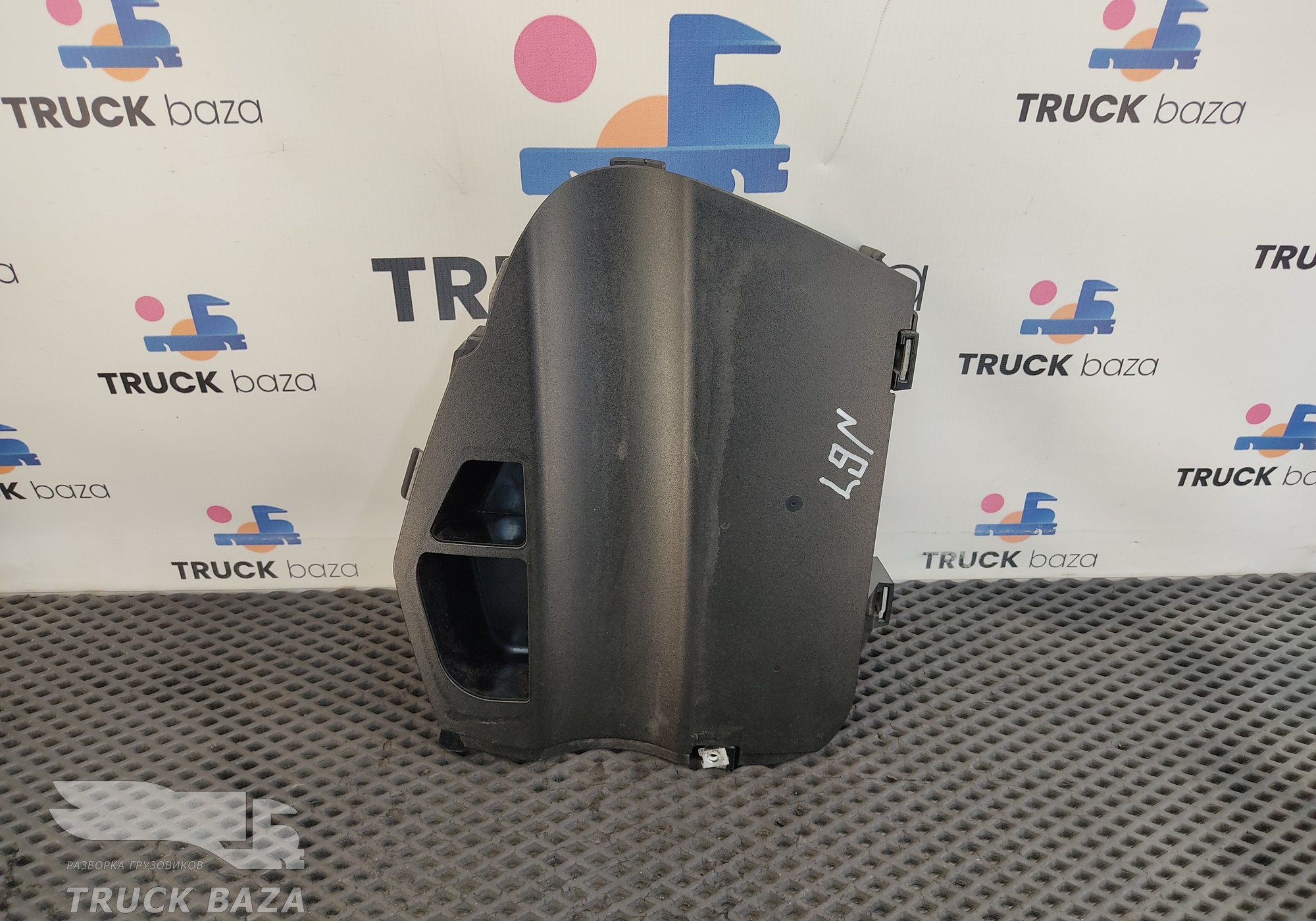 81617016353 Накладка на торпедо правая для Man