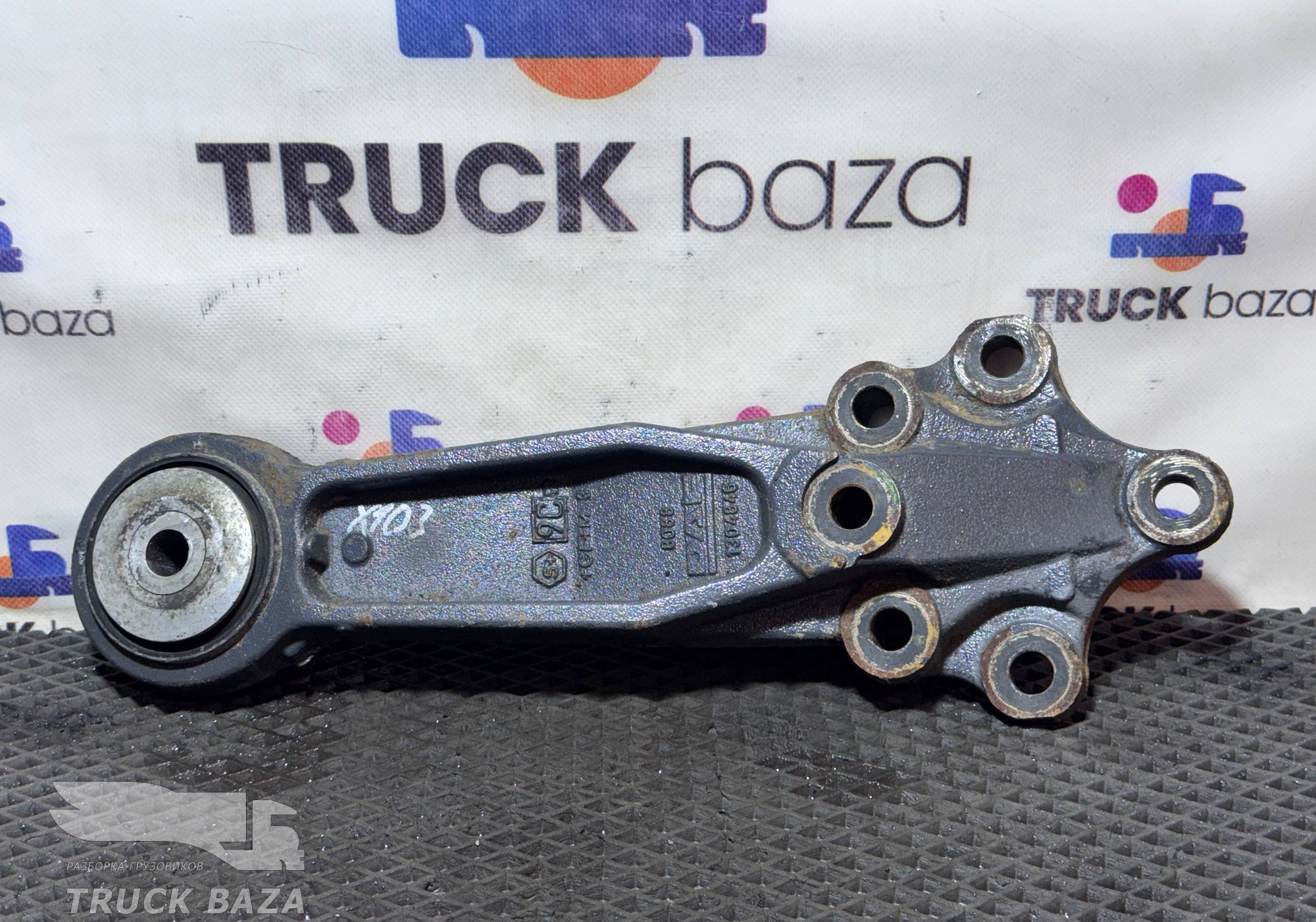 1304846 Кронштейн торсиона кабины правый