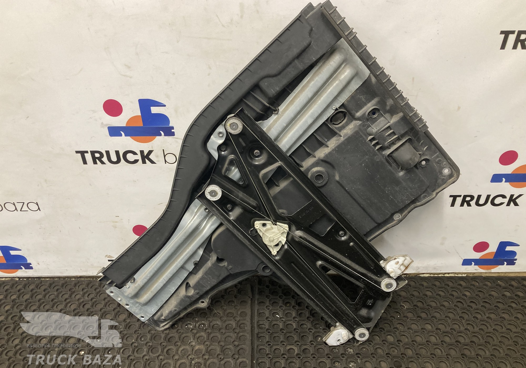 81626456055 Кронштейн стеклоподъемника левый для Man