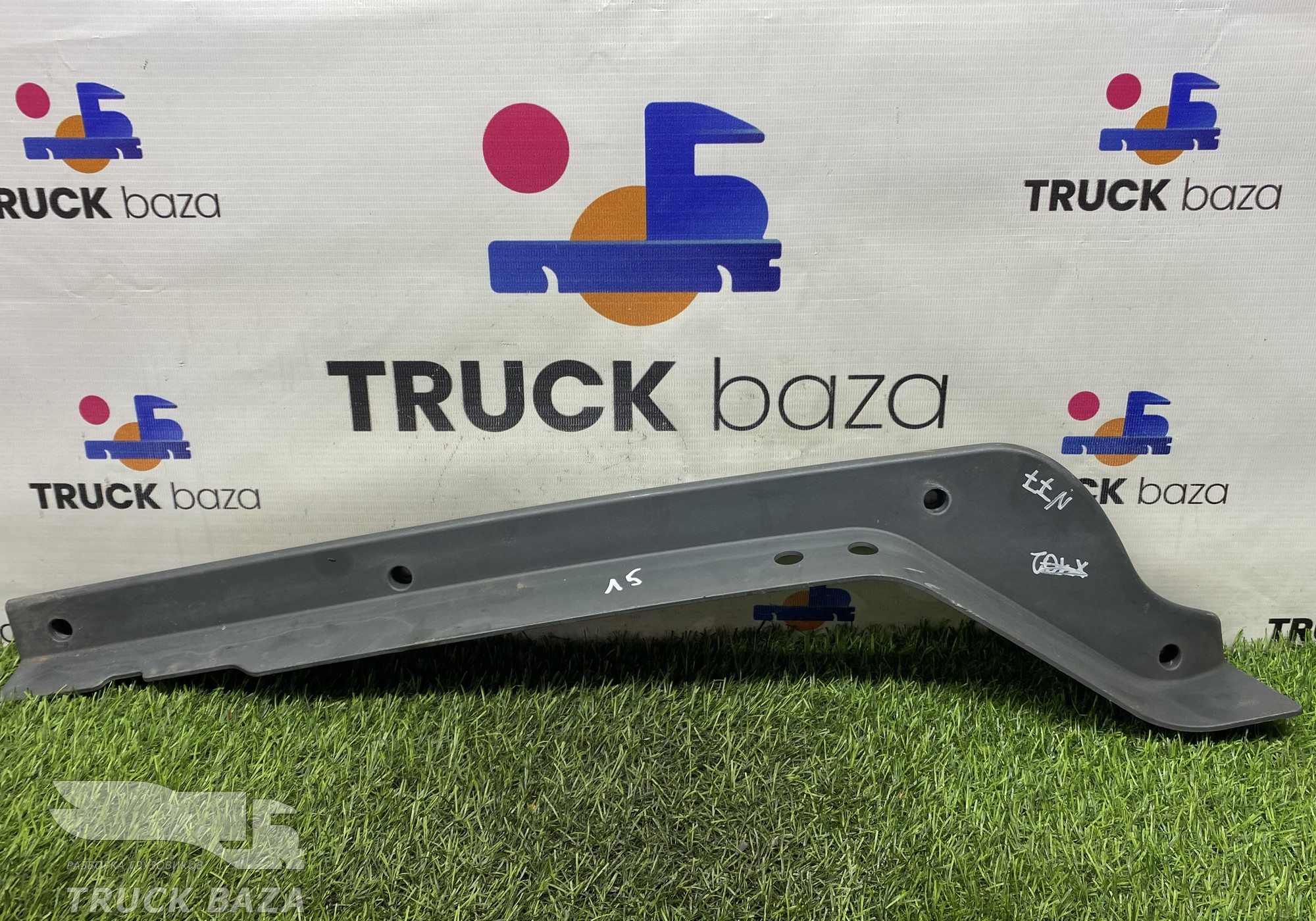 81416100365 Угол бампера нижний левый