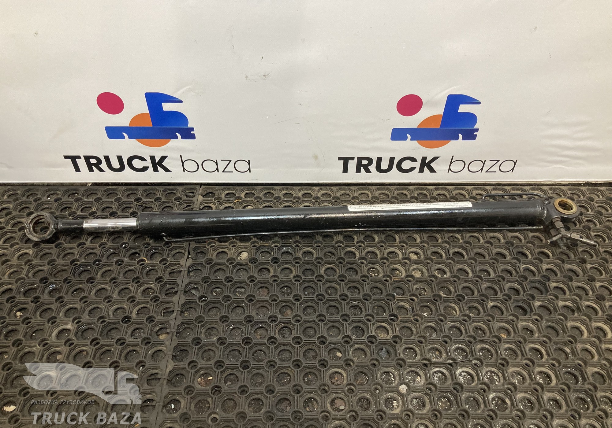 81978122318 Цилиндр подъема кабины