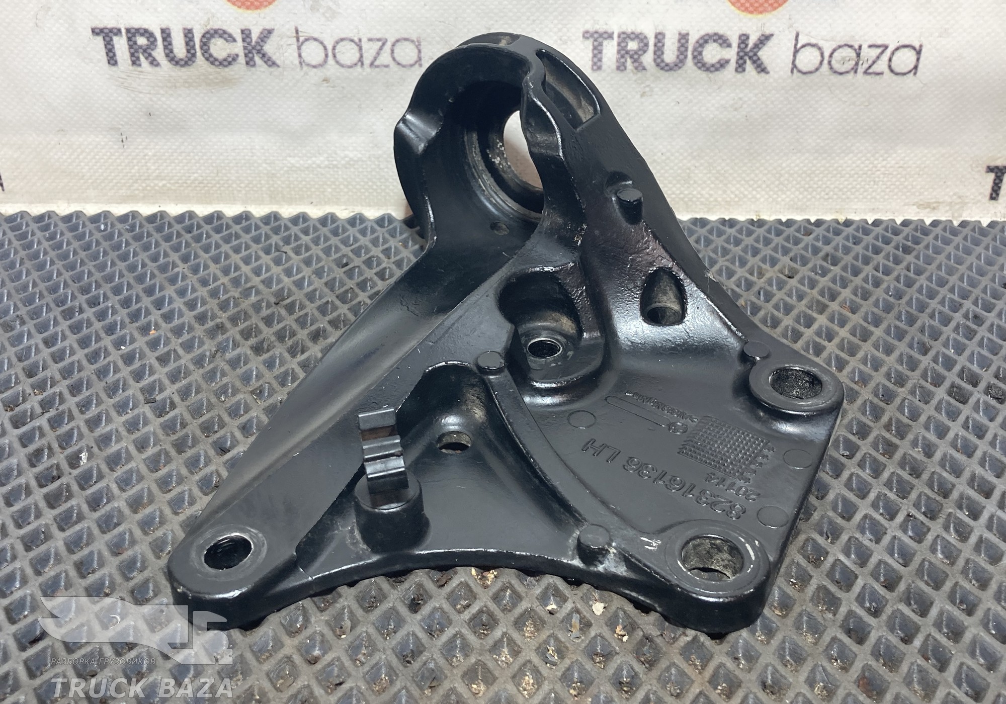 82316136 Кронштейн амортизатора кабины левый для Renault T (с 2013)