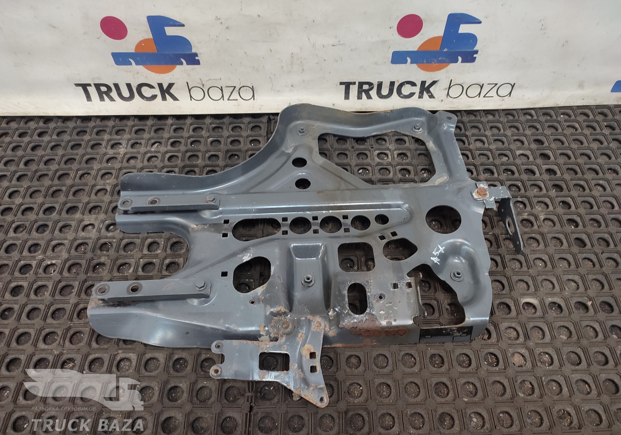 9615200251 Кронштейн крепления крыла передний левый для Mercedes-Benz Actros New Actros MP4 (с 2011)