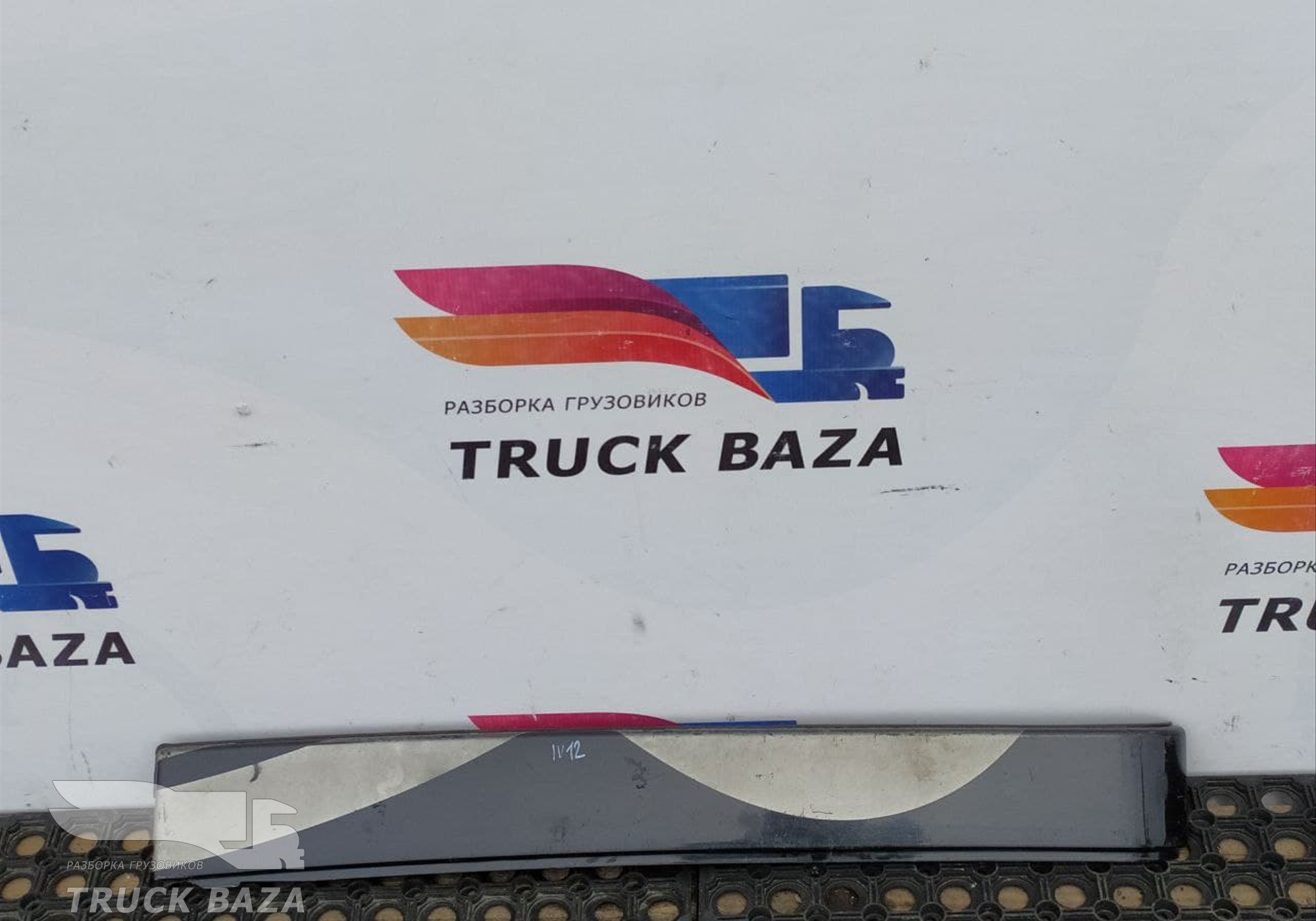 504185422 Накладка дверцы бардачка левая для Iveco Stralis I (с 2002)