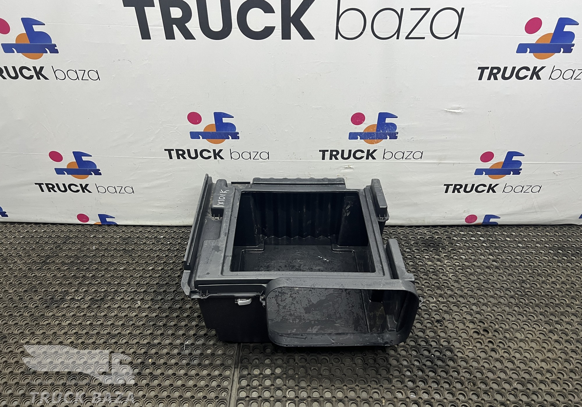 1368673 Ящик инструментальный правый