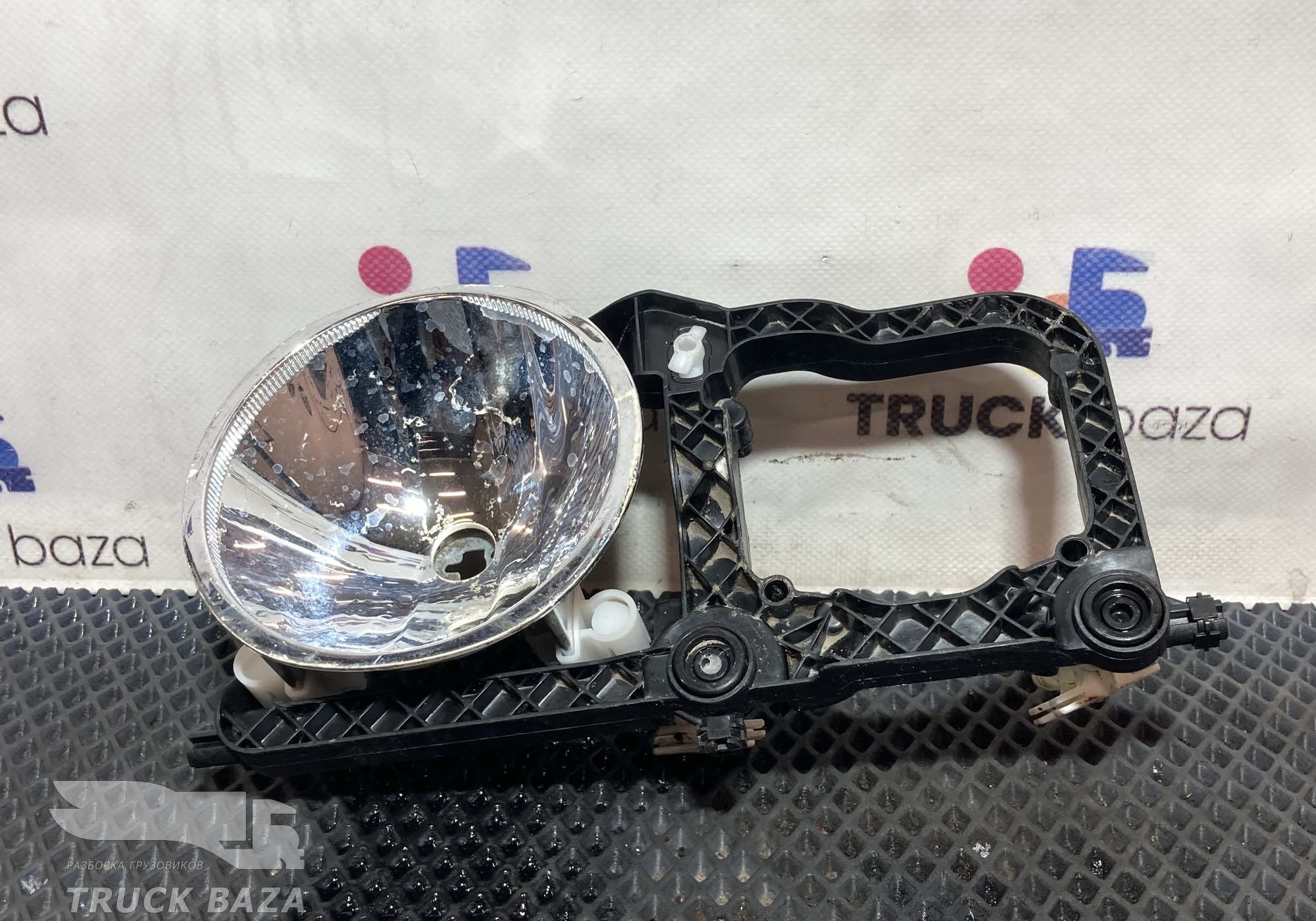 20064802 Кронштейн правой фары для КАМАЗ 5490 (с 2013)