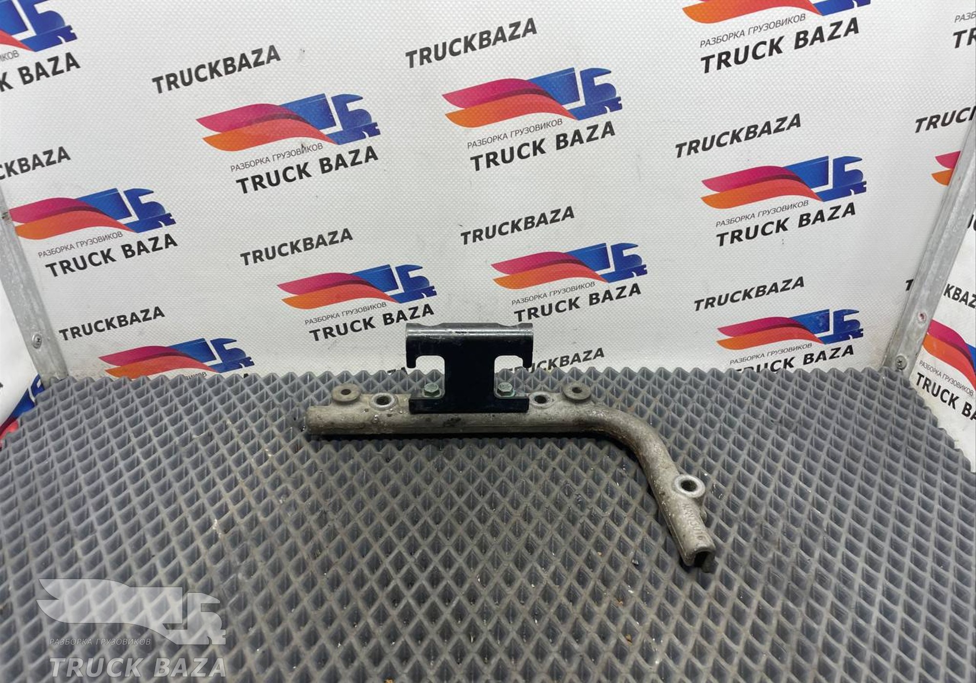 51058400151 Кронштейн поддона масляного левый для Man TGX II (с 2012)