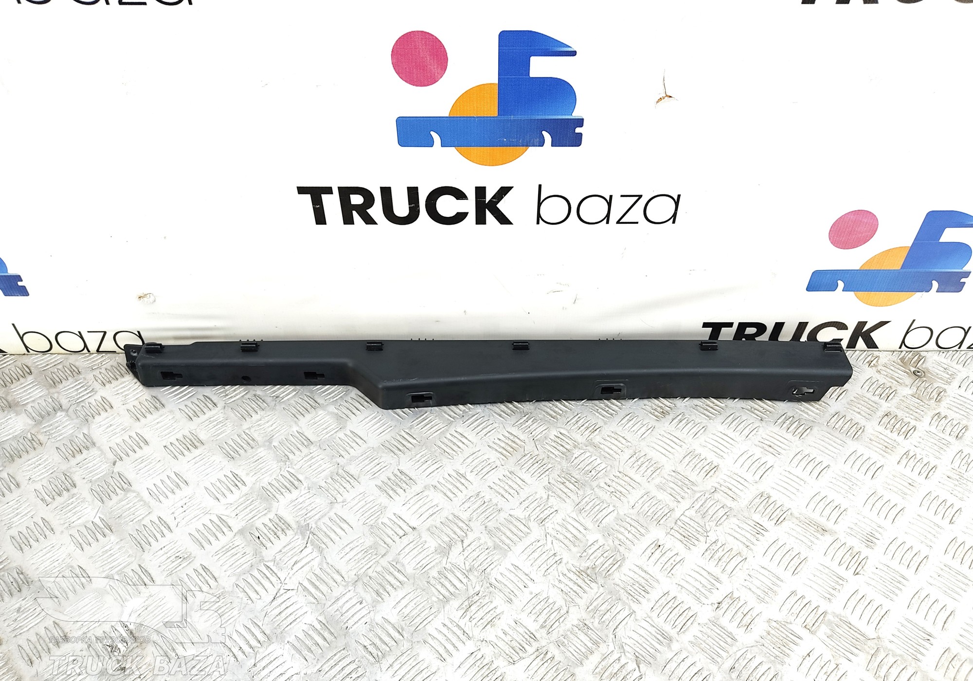 81629300138 Накладка салона боковая правая