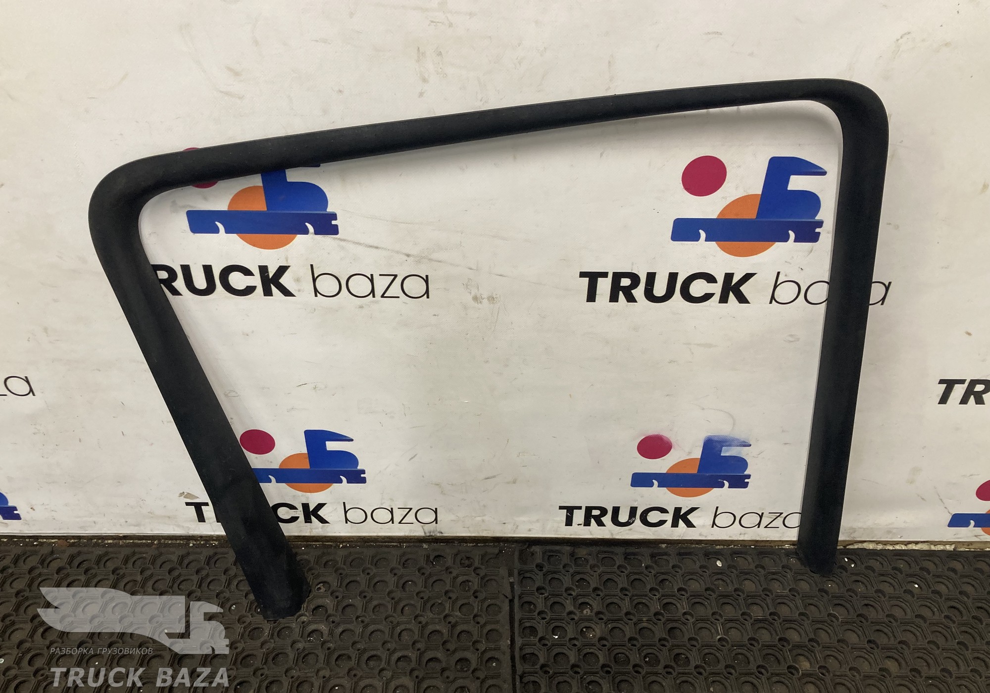 1740284 Накладка двери левой