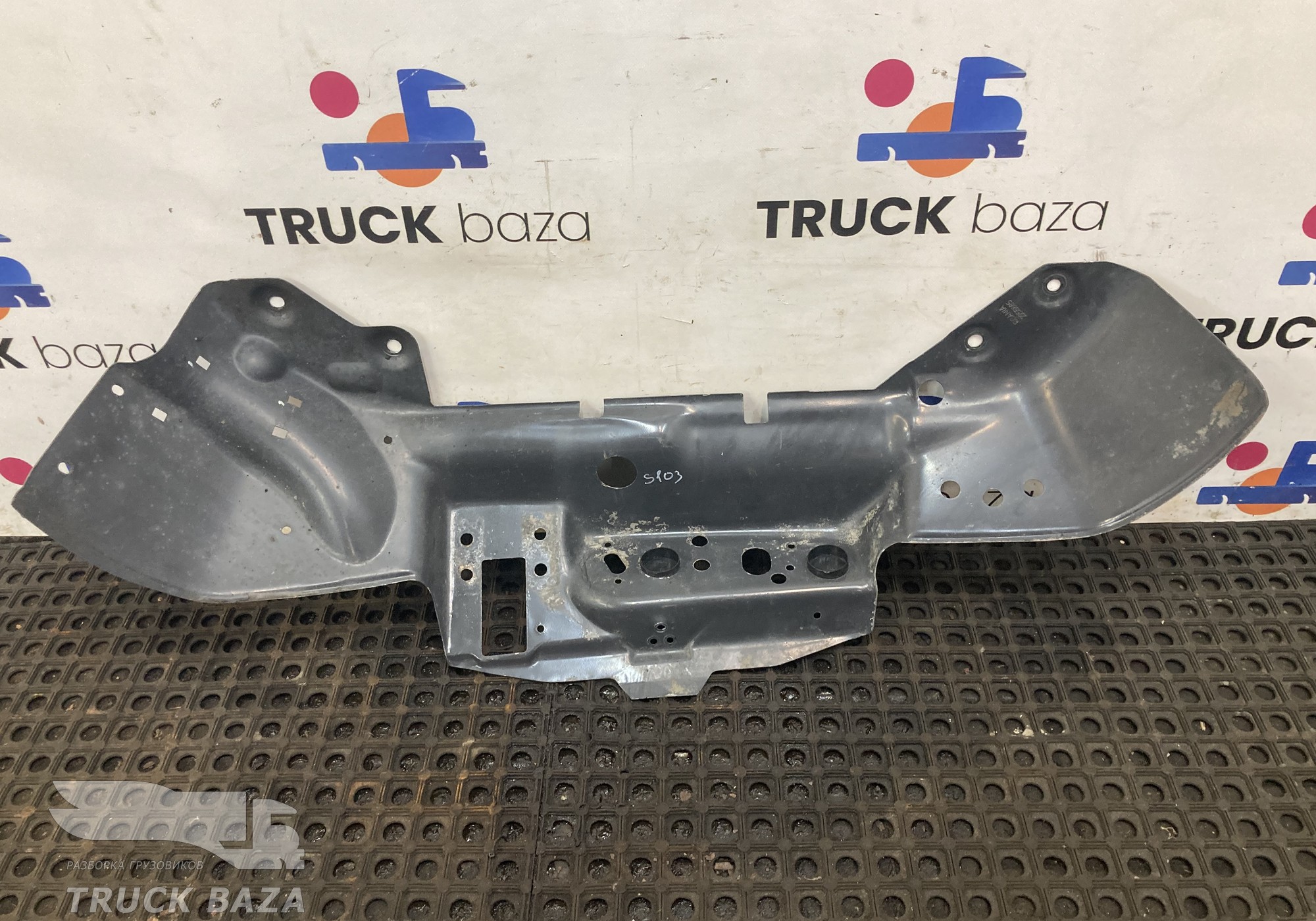 2256885 Брызговик крыла переднего правого