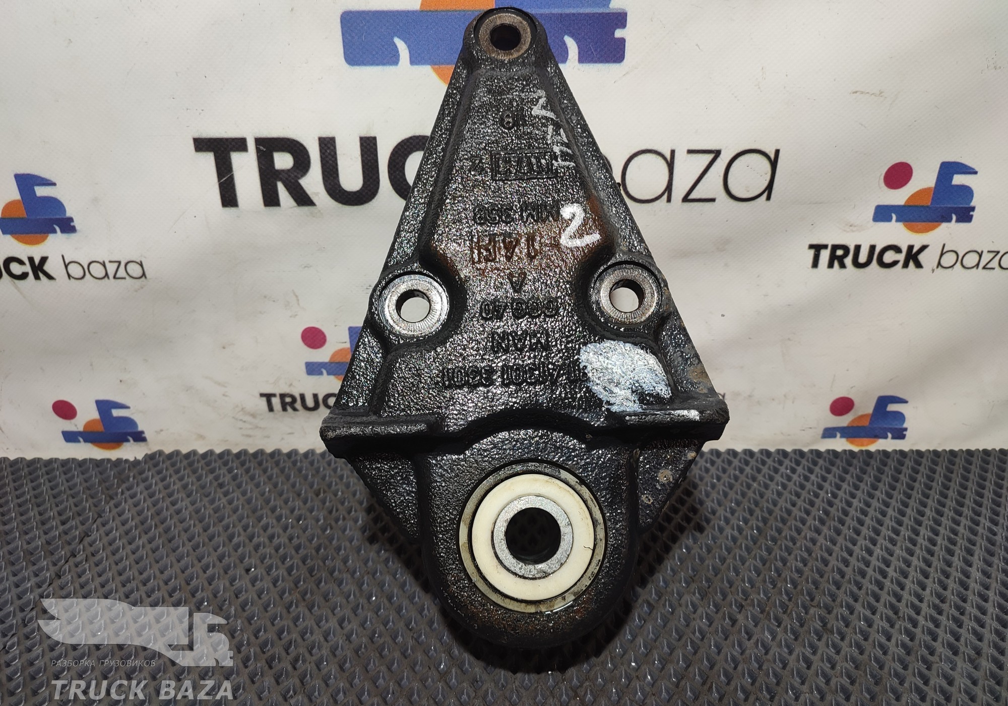 81413013301 Кронштейн передней рессоры