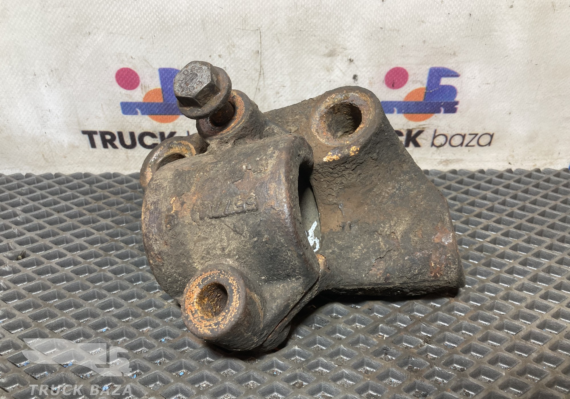 5010557721 Кронштейн переднего стабилизатора правый