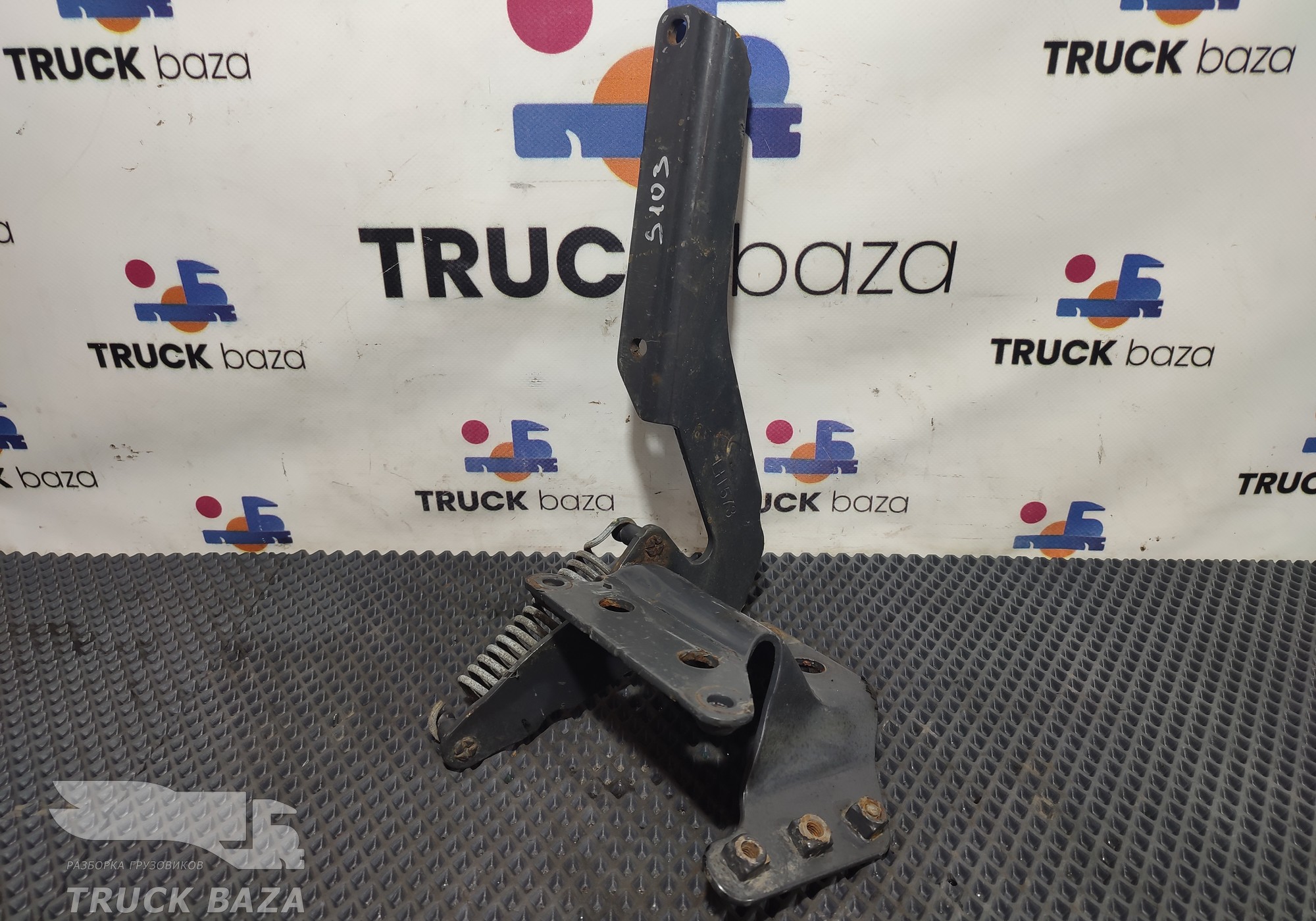 1785546 Петля капота левая