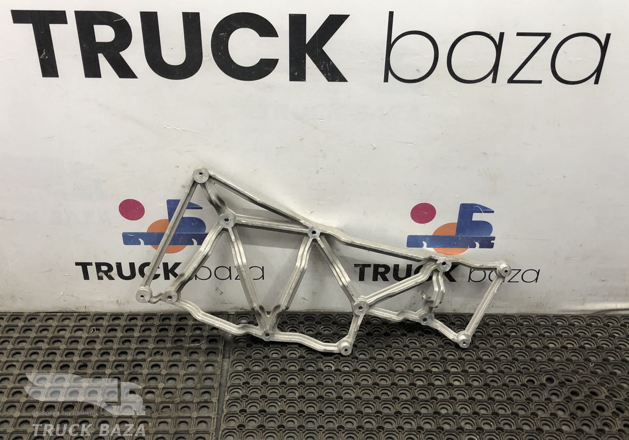 8213016B83 Кронштейн для Faw JH6