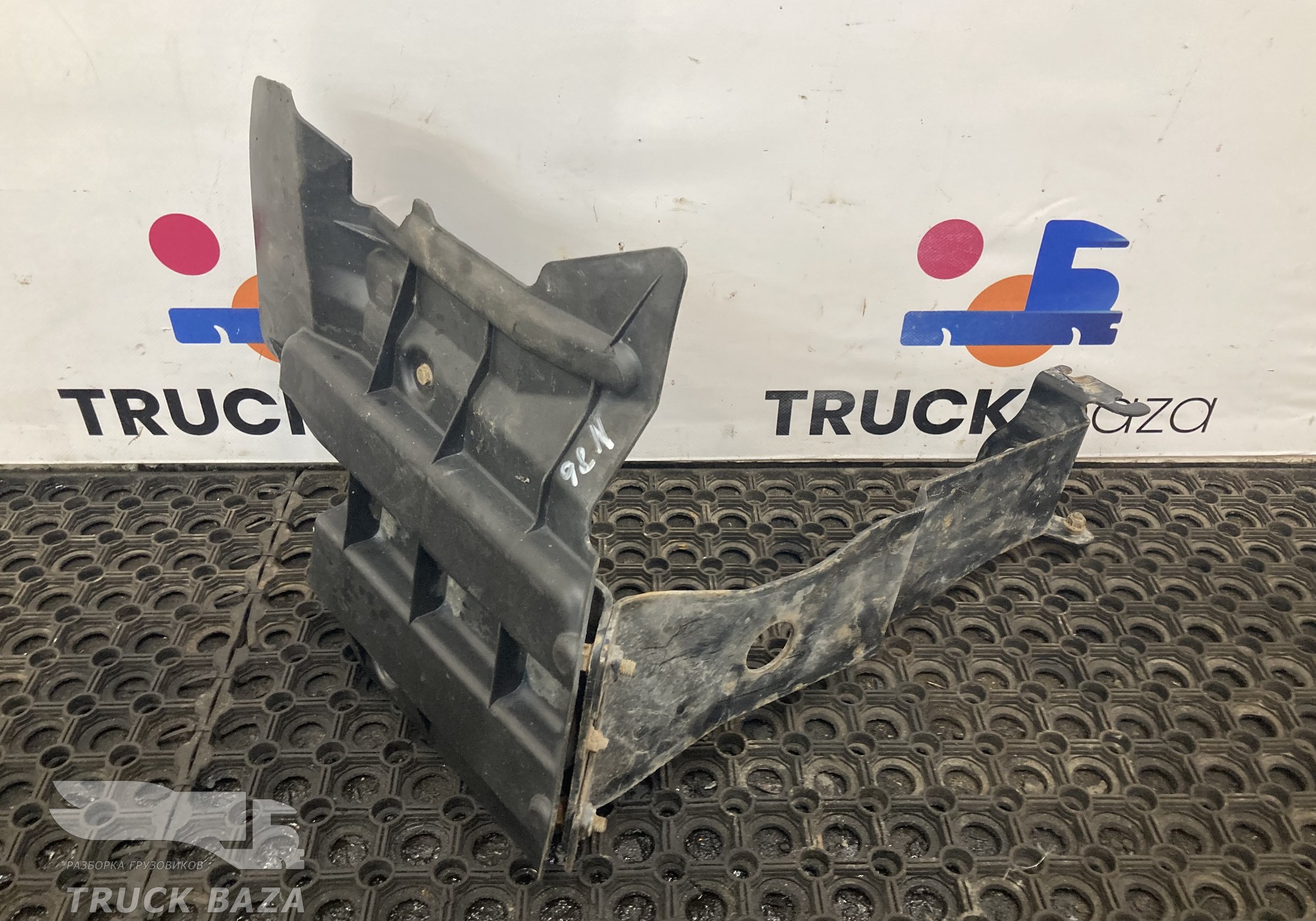 81264120022 Кожух бачка омывателя для Man TGX TG3 (с 2020)