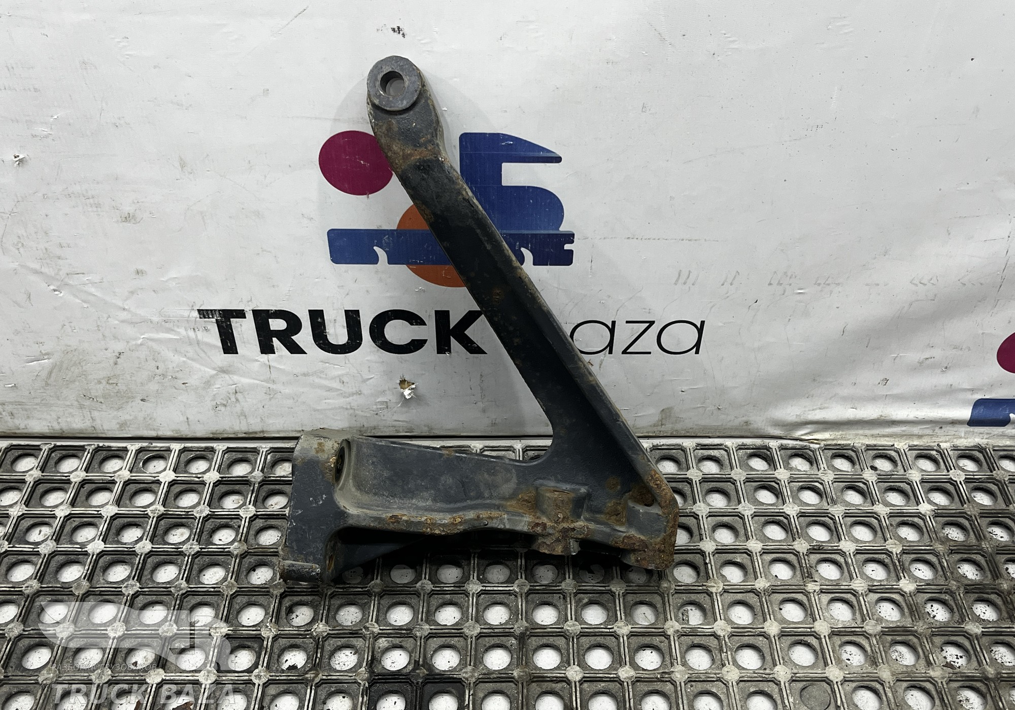 A9303171201 Кронштейн кабины передний левый