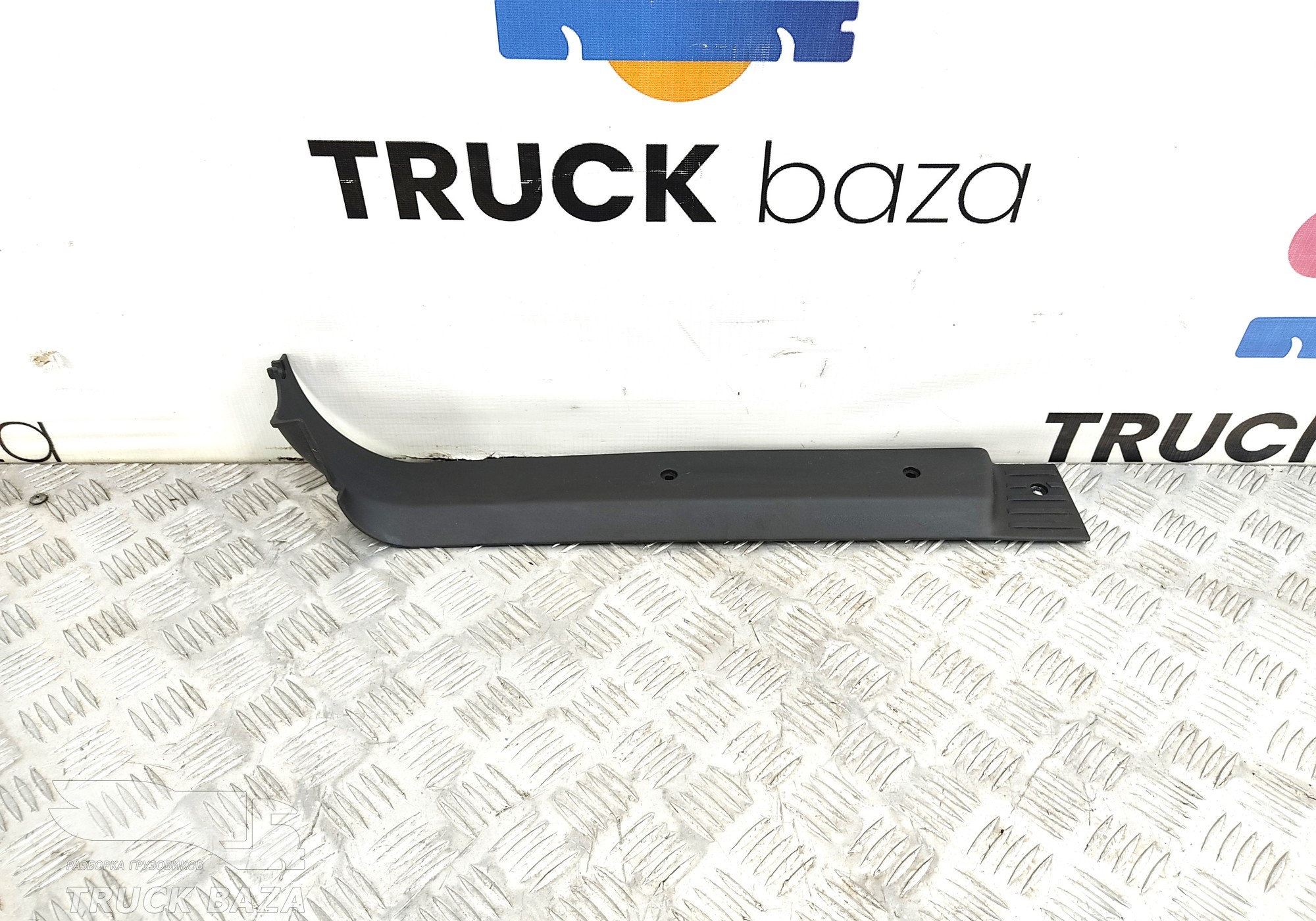 81615100788 Накладка порога задняя правая