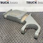 AZ9925522137 Кронштейн рессоры передней правой для Mazda 121