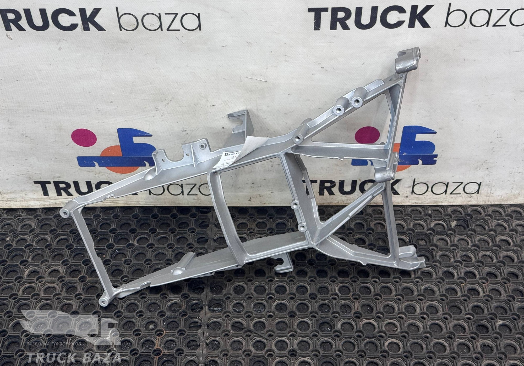 1396937 Кронштейн фары правый