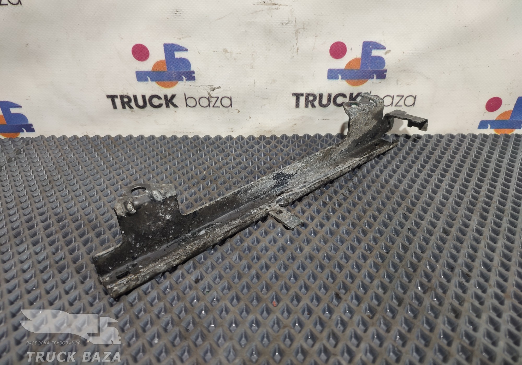 1879550 Кронштейн проводки двигателя