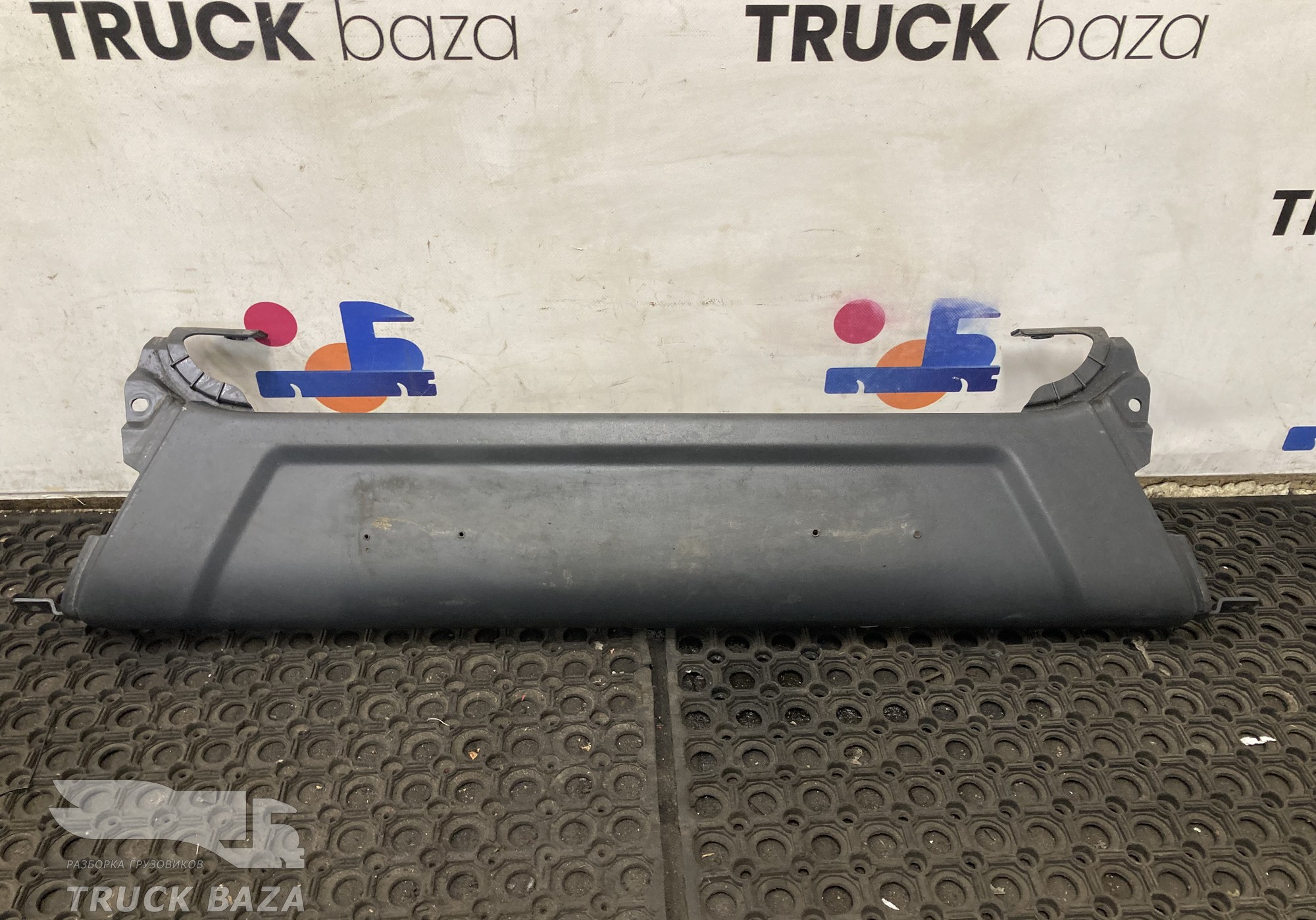 1865181 Накладка бампера