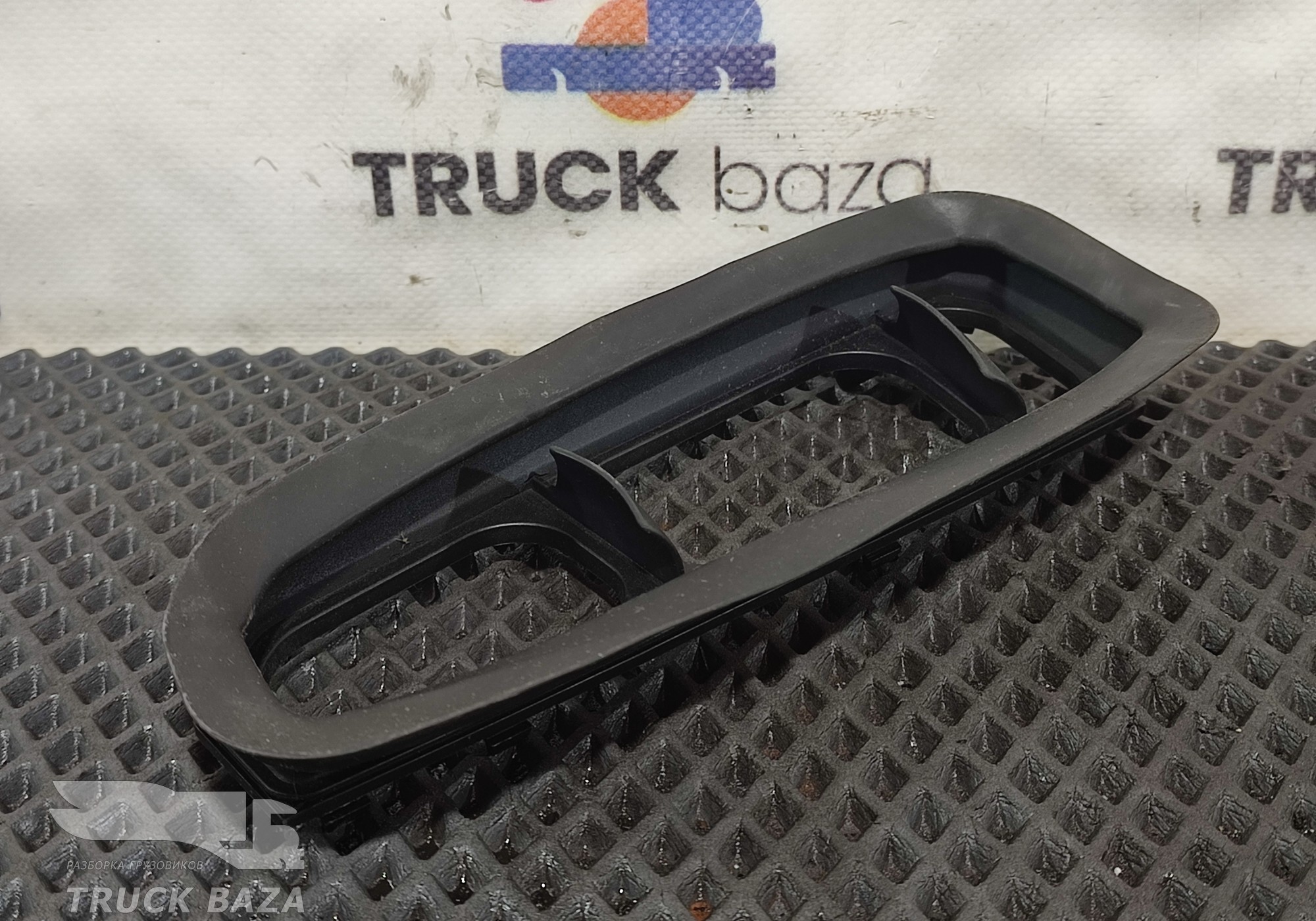 82403263 Уплотнитель салона для Renault T (с 2013)