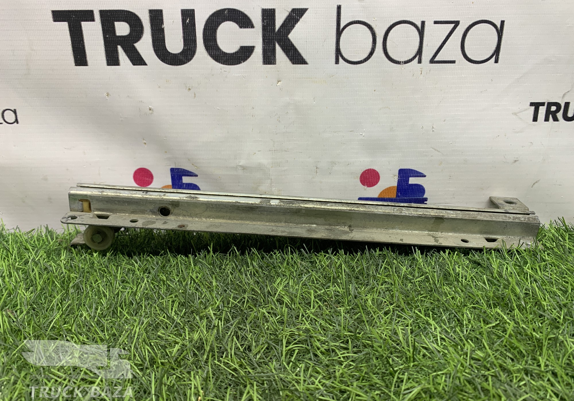 1297398 Направляющая столика левая