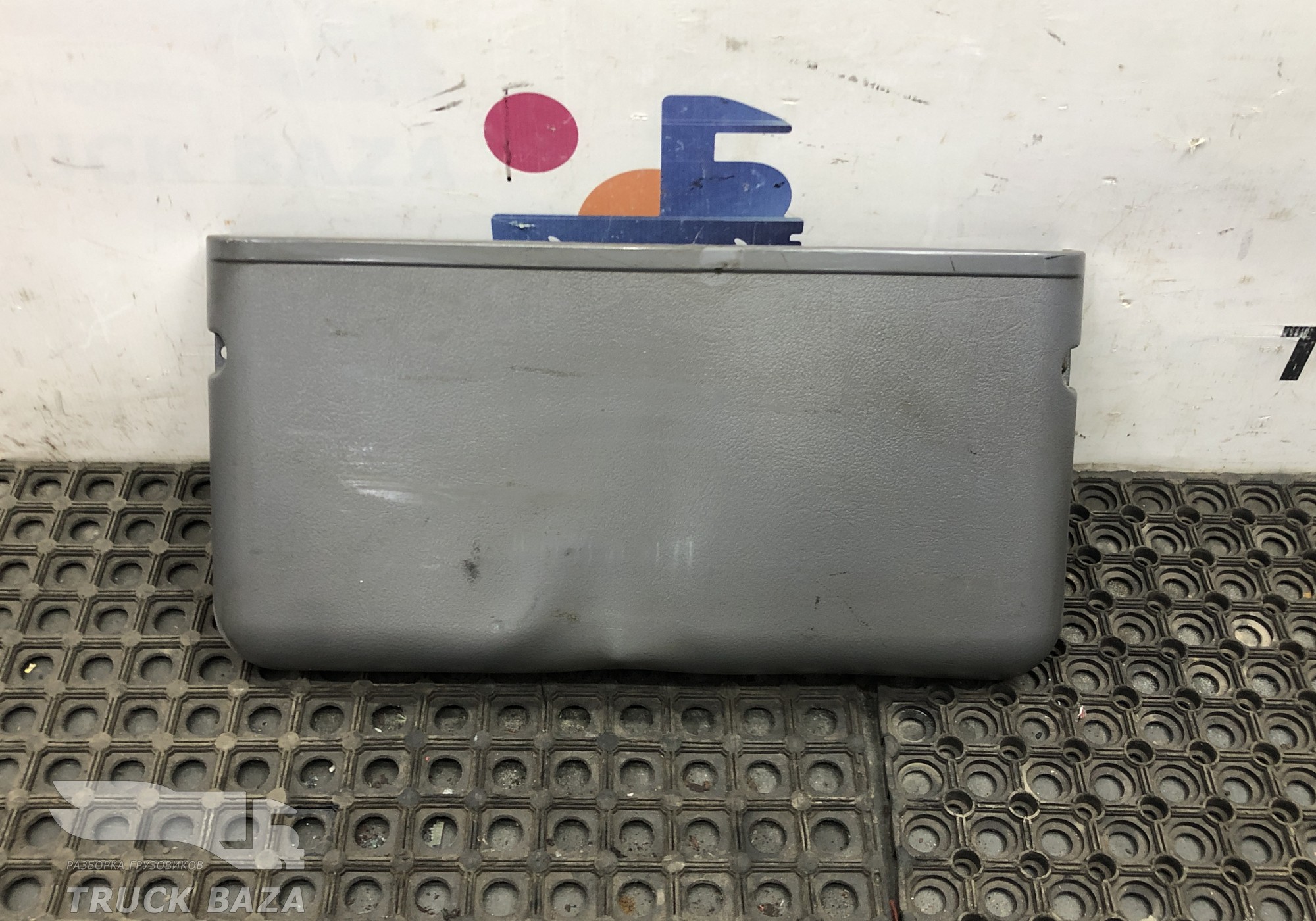 5010226817 Крышка бардачка