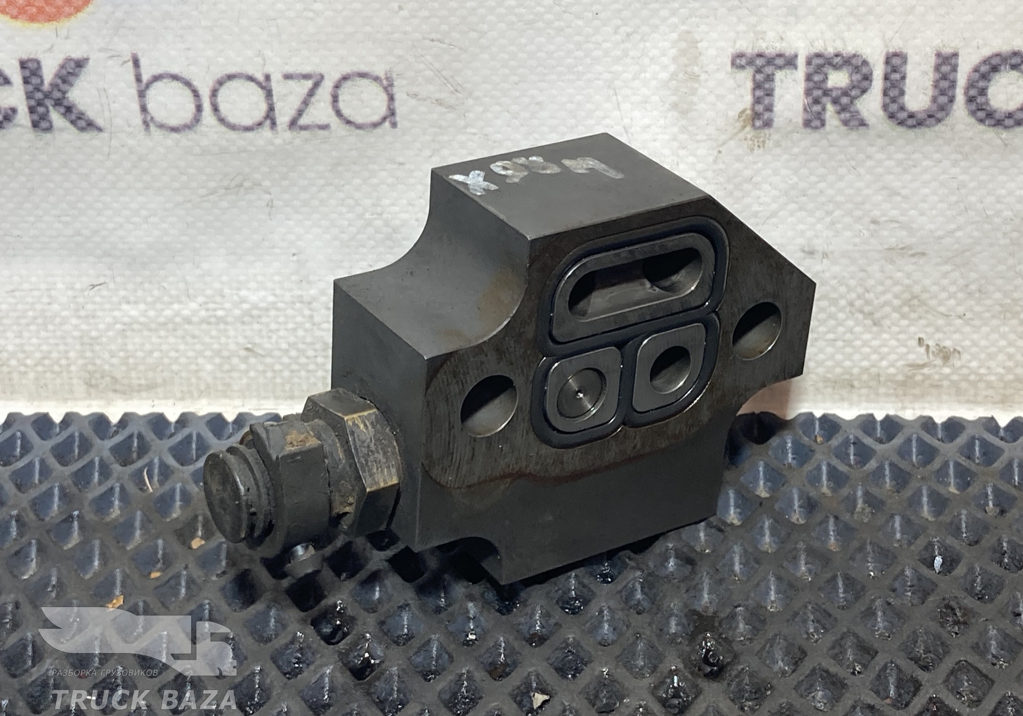 1819070 Клапан топливный обратный