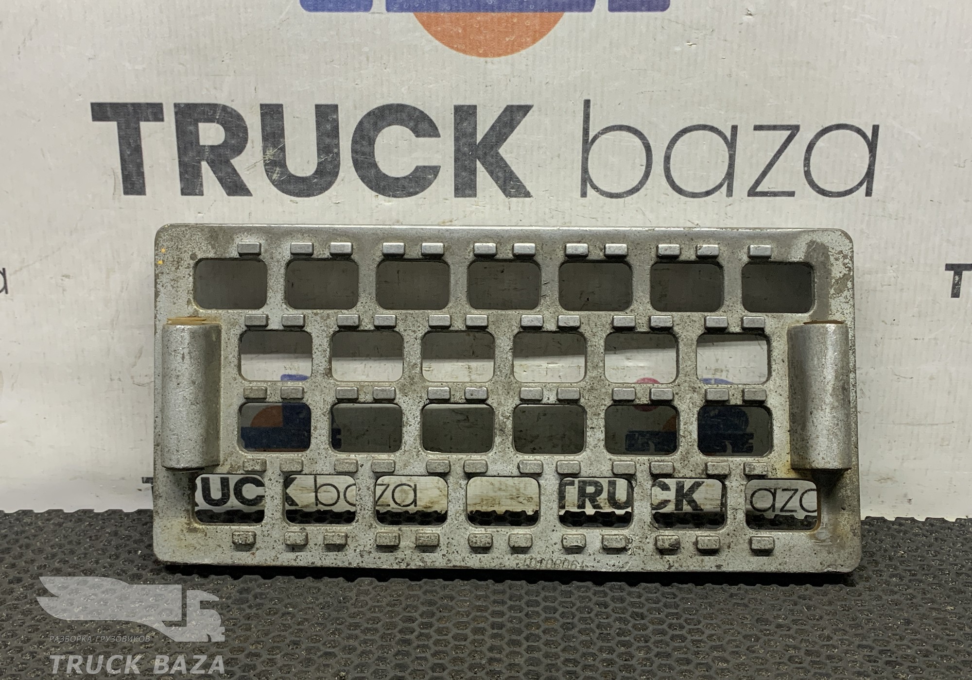 DZ13241240940 Ступенька подножки двери нижней правой для Shacman F3000 (с 2009)