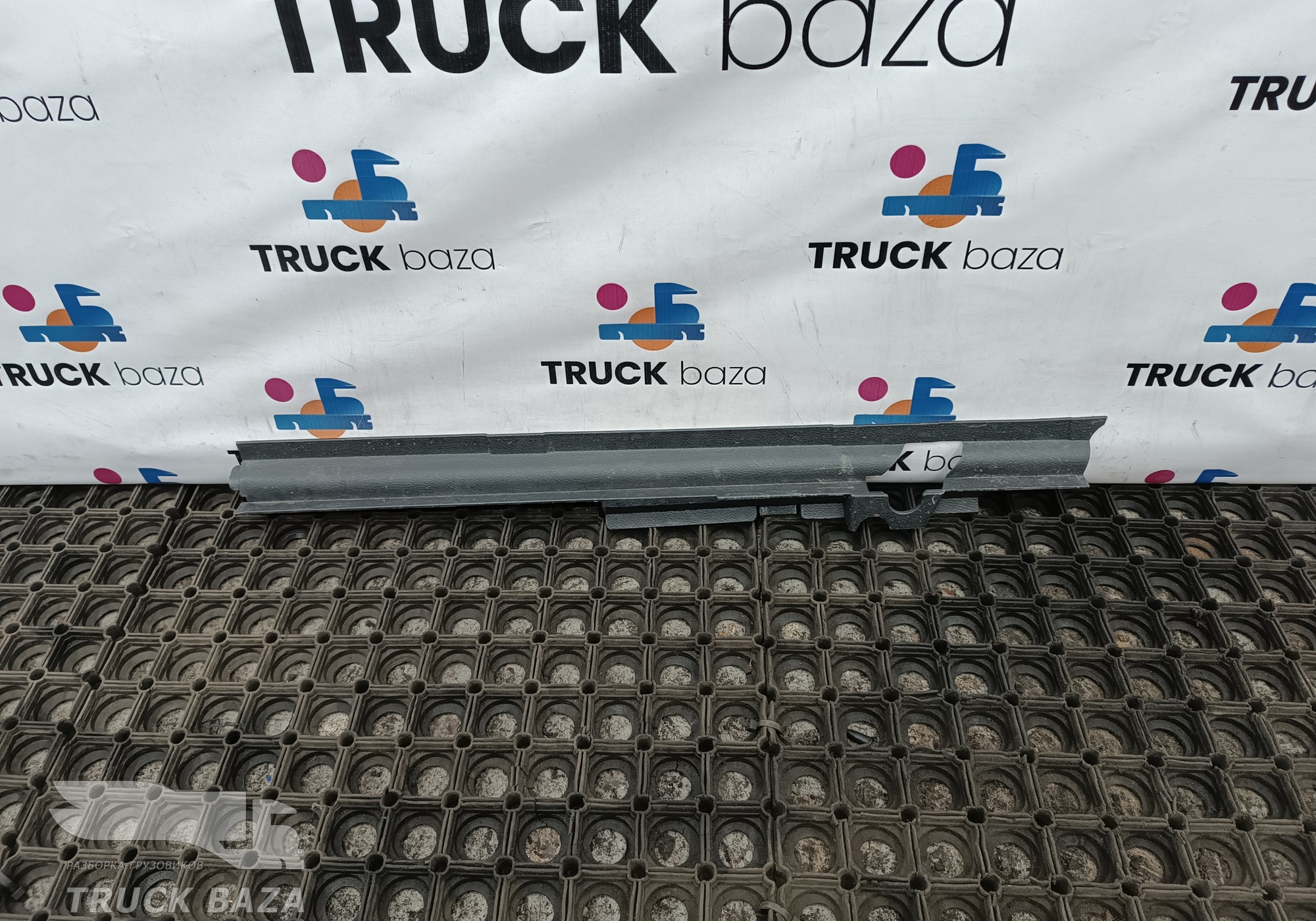 9406920101 Накладка стойки правой для Mercedes-Benz Axor II (с 2004 по 2010)