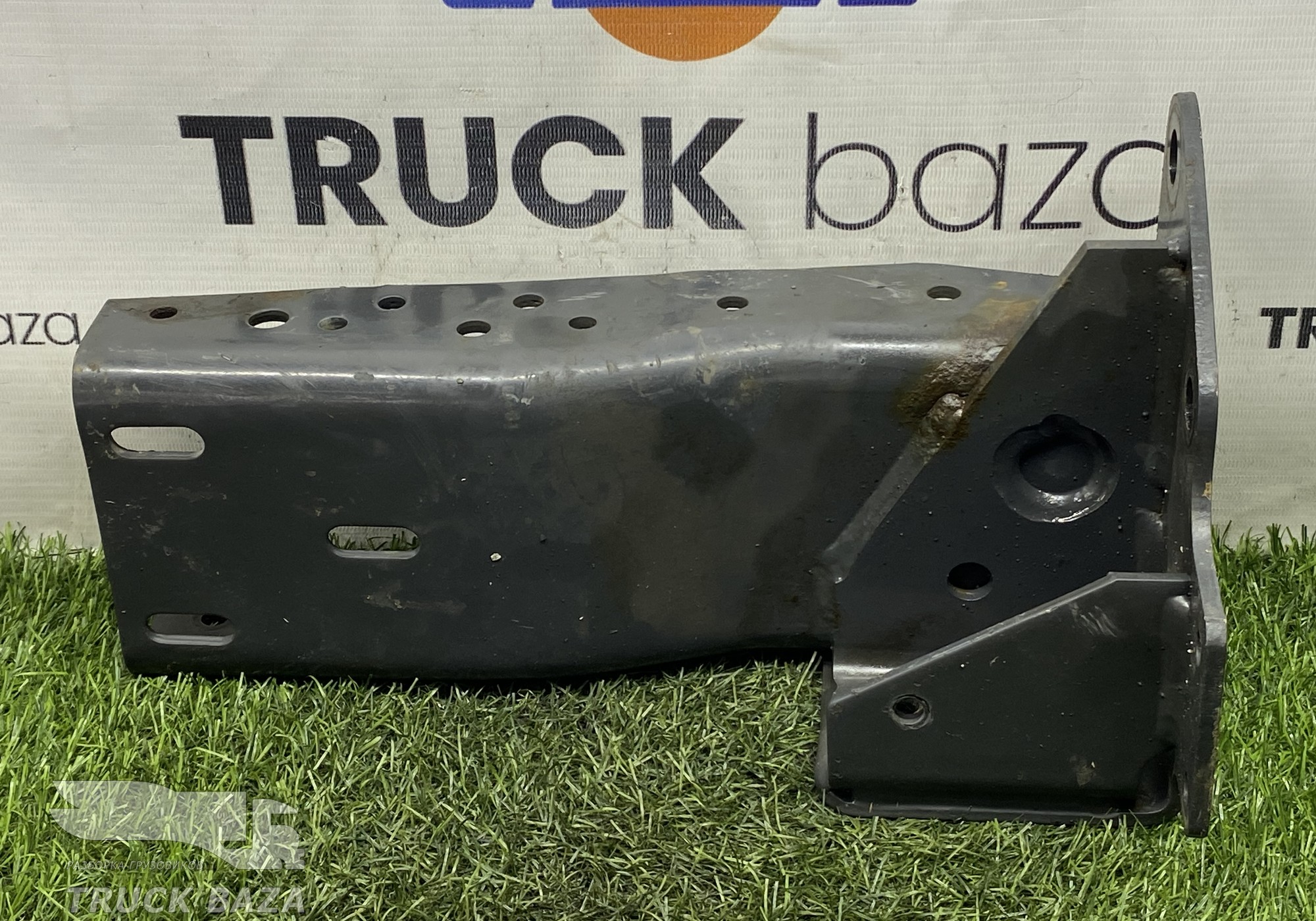 A9305201533 Кронштейн подножки правой для Mercedes-Benz Actros MP1 (с 1996 по 2003)