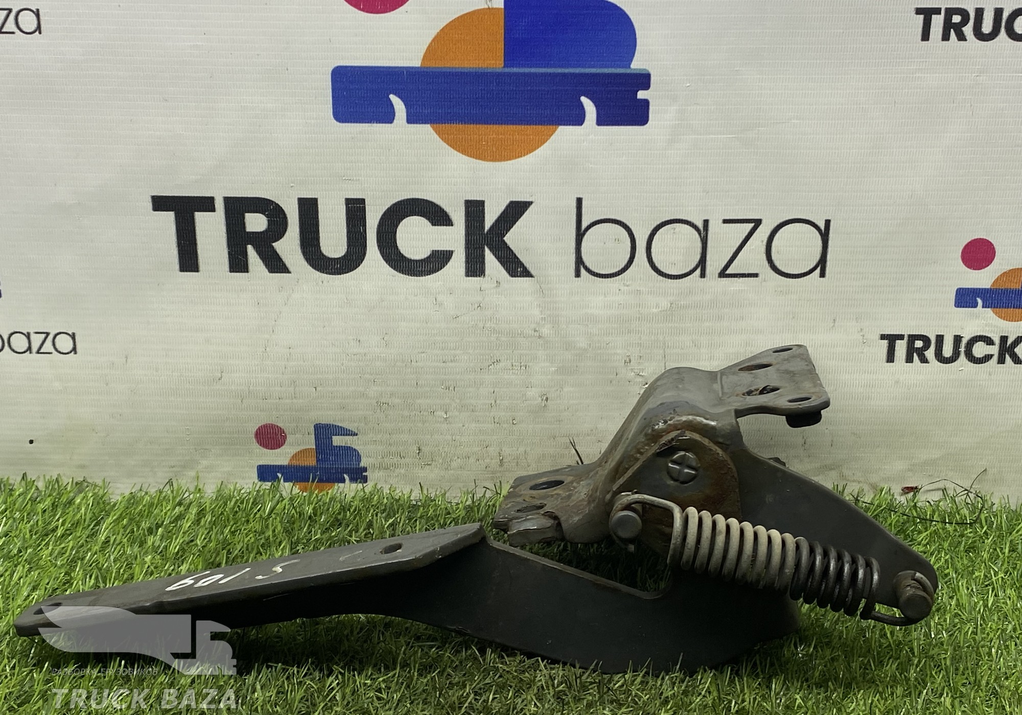 1785546 Петля капота левая