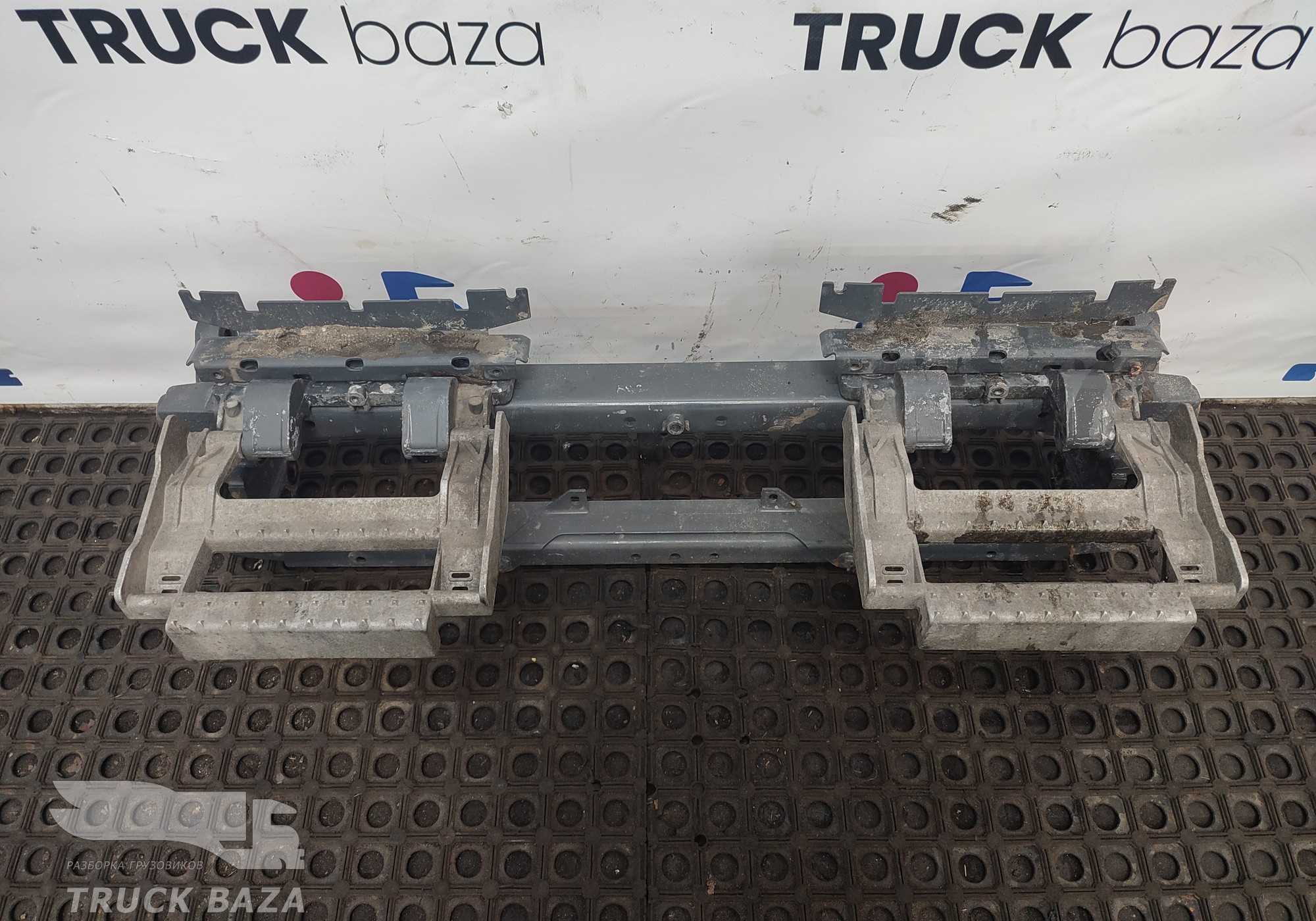 1309419 Кронштейн подножек обслуживания