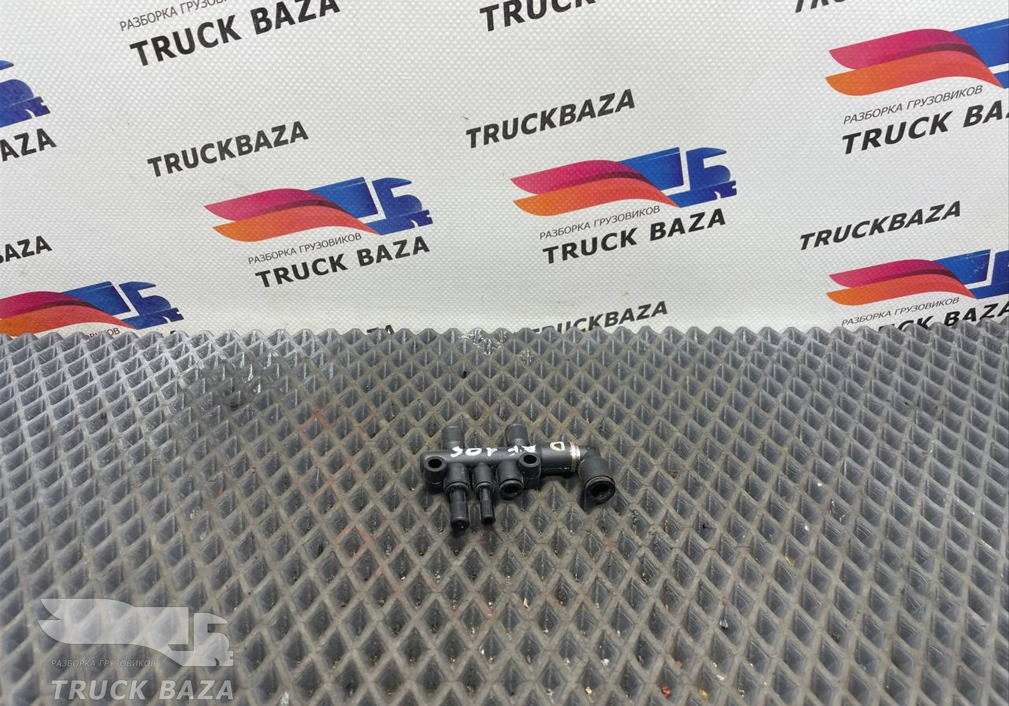 1845508 Тройник пневматической системы для Daf XF106 (с 2012)