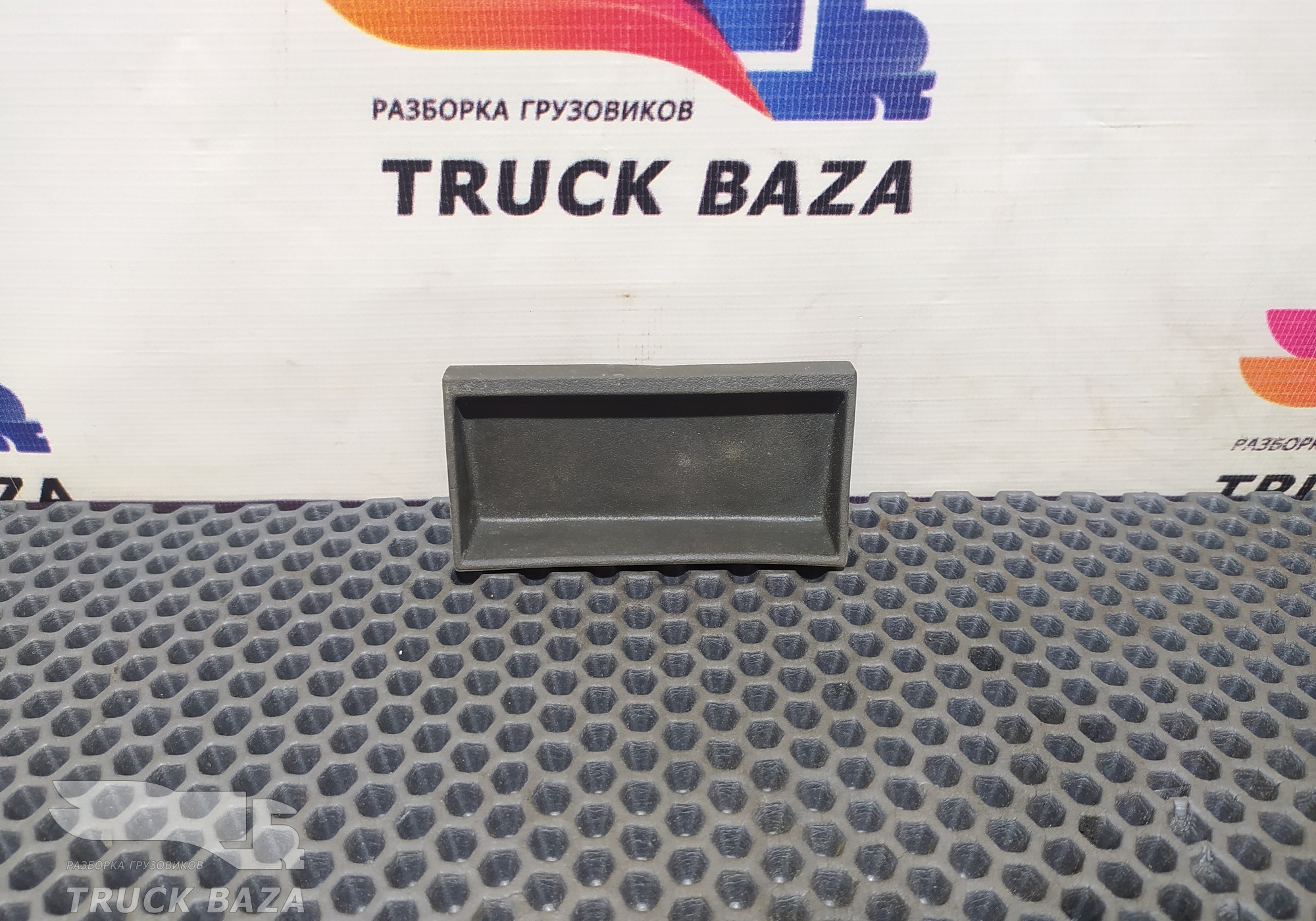 82415404 Коврик бардачка для Volvo
