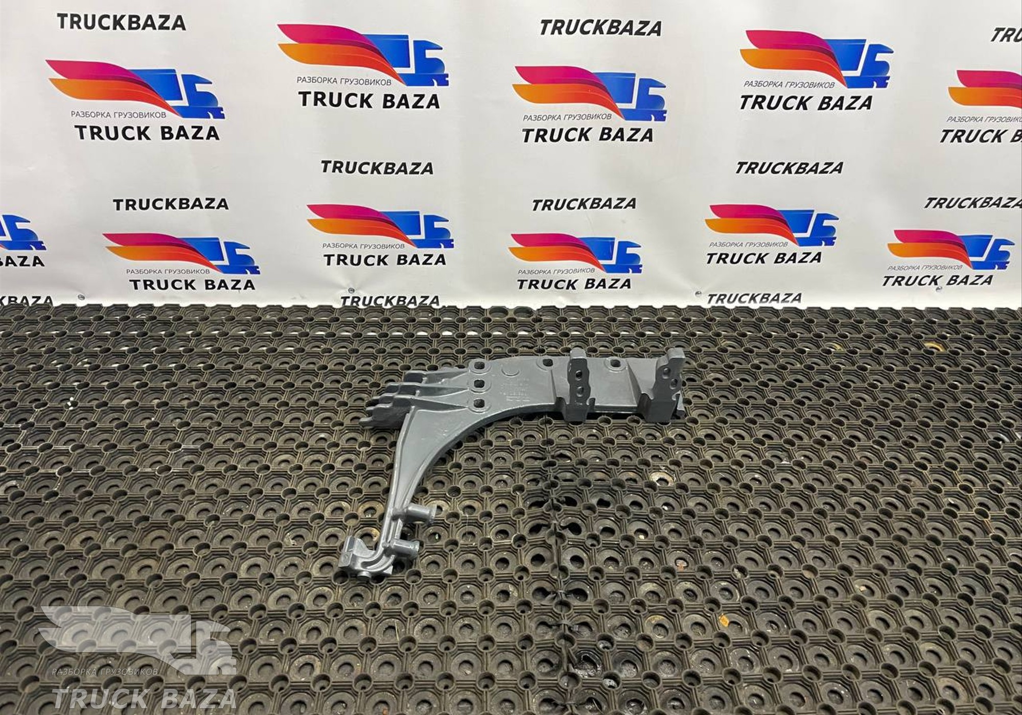 1948152 Кронштейн подножки правый для Daf XF106 (с 2013 по 2023)