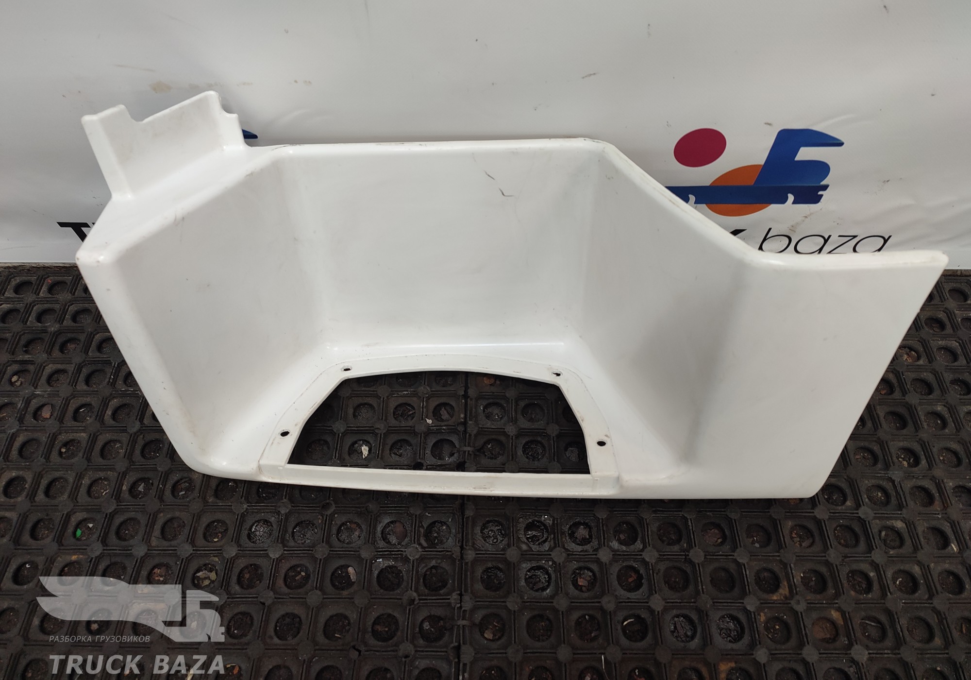 81615100797 Корпус подножки левой