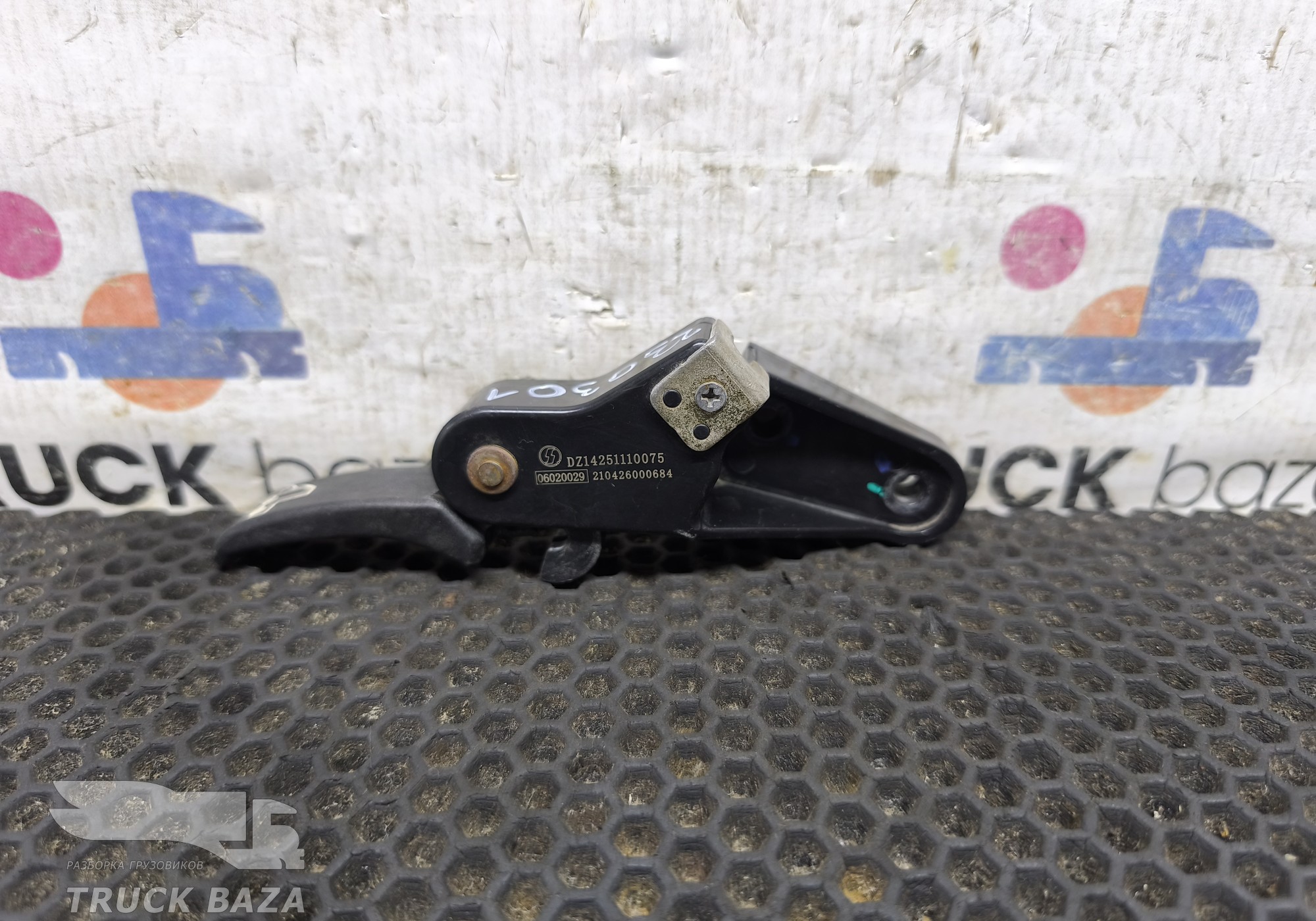 DZ14251110075 Ручка открывания капота для Shacman X3000 (с 2014)