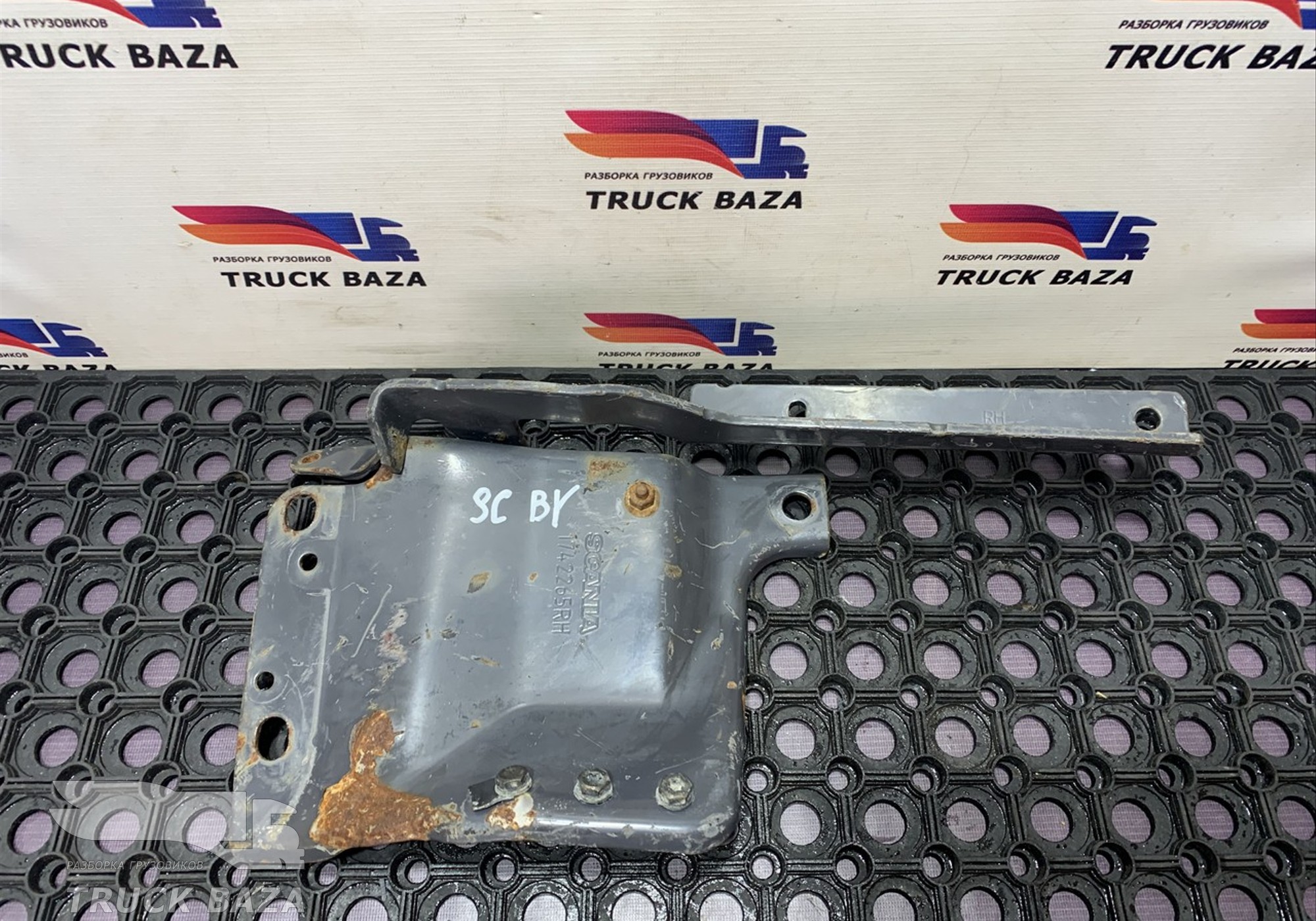 1742265 Петля капота правая для Scania