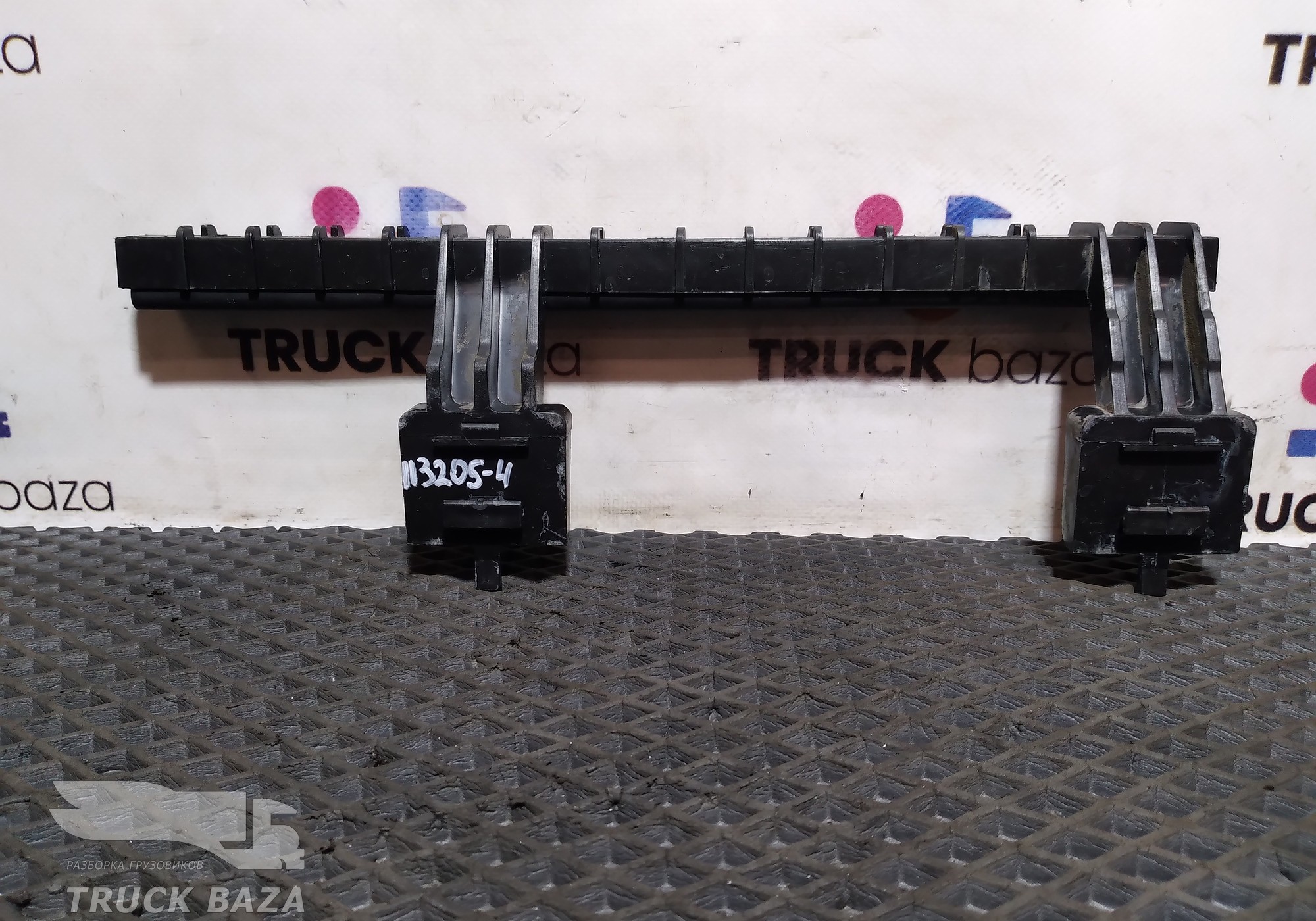 81626510056 Направляющая стекла двери правой