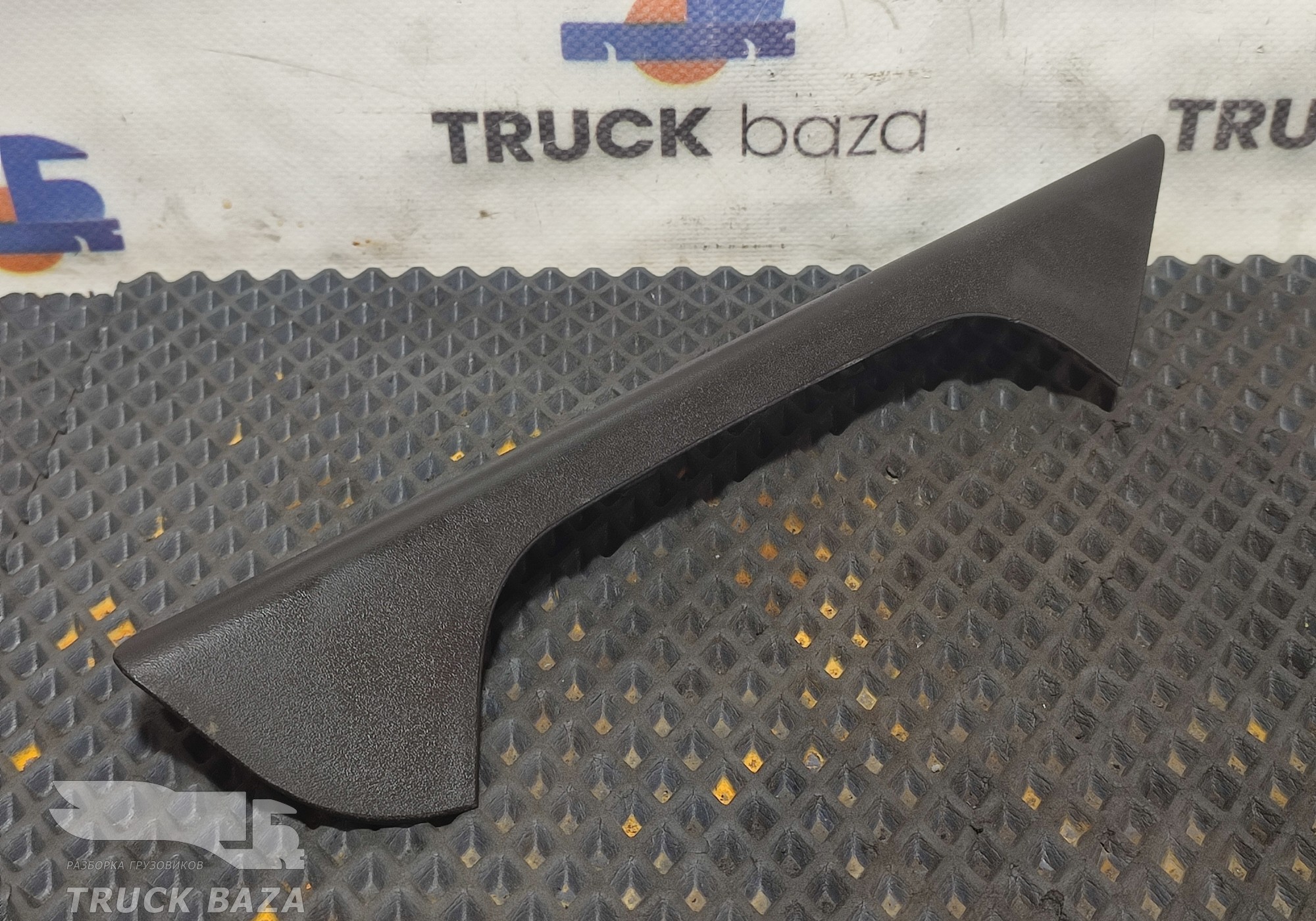 549016102084 Накладка ручки двери правая для КАМАЗ 54901