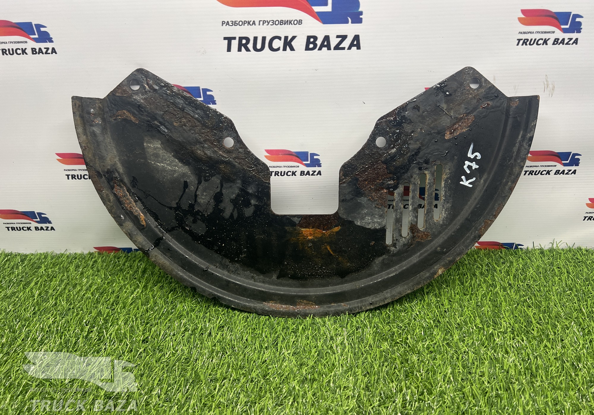 HD90129348465 Щиток пылезащитный левый для КАМАЗ 54901